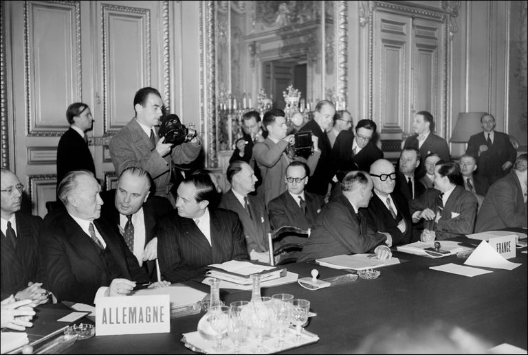Läbirääkimised Euroopa Söe- ja Teraseühenduse astuamise üle 19. märtsil 19151. aastal Pariisis. Vasakult teine Lääne-Saksamaa kantsler Konrad Adenauer. Prantsusmaa delegatsiooni kuulusid välisminister Robert Schuman (laua taga prillidega), kelle paremal käel on plaani autor Jean Monnet. Foto: AFP/Scanpix