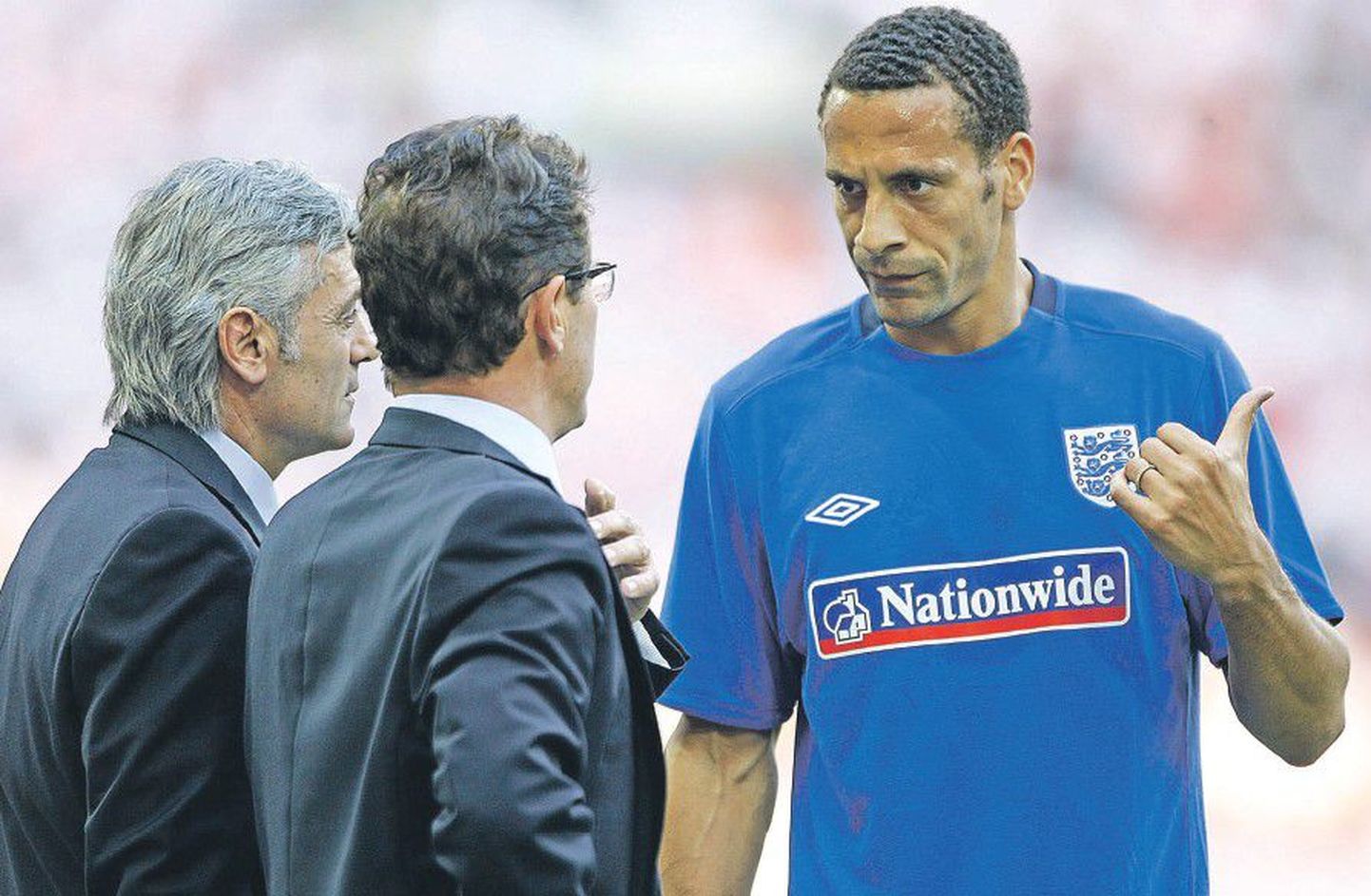 Главный тренер сборной Англии Фабио Капелло (в центре) дает наставления капитану команды Рио Фердинанду.