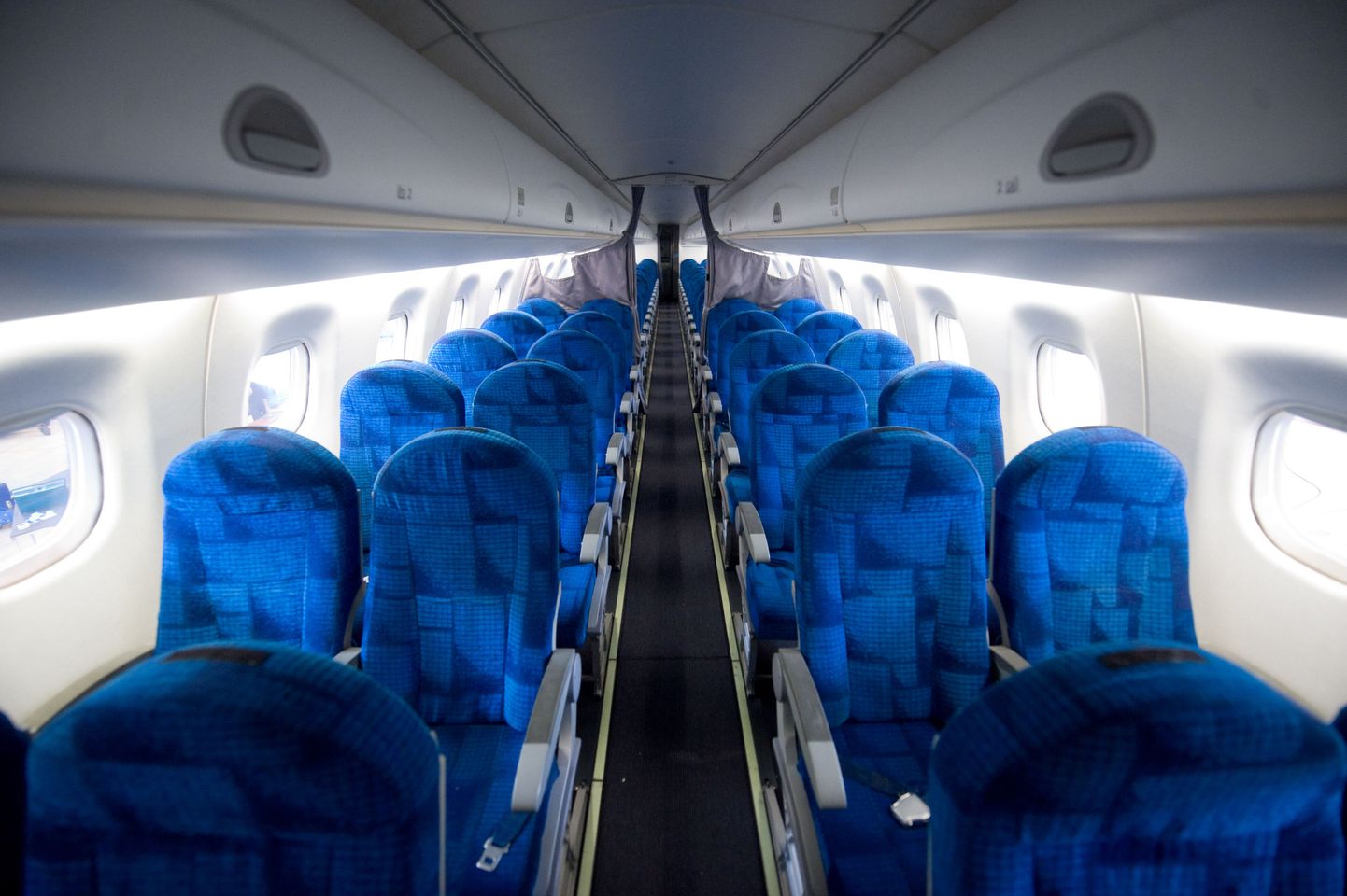 Esmapilgul näivad Embraer 170 istmed igati mugavad.
