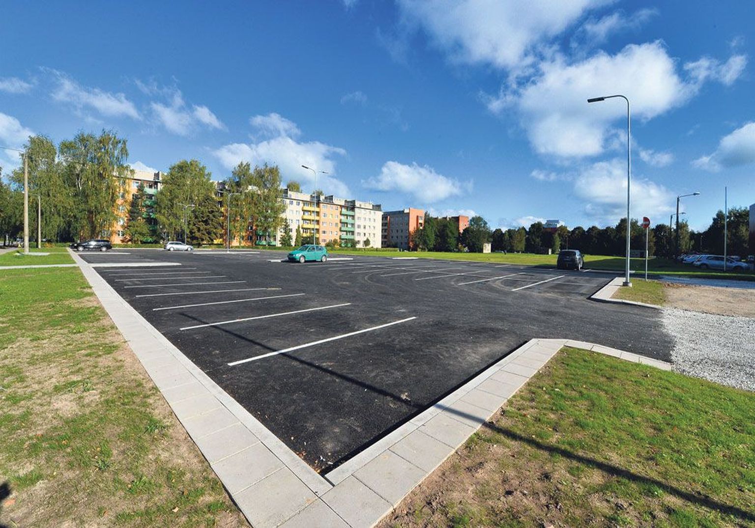 Eile ennelõunal seisis Uue tänava 106-kohalises vastses tasuta parklas vaid viis autot.