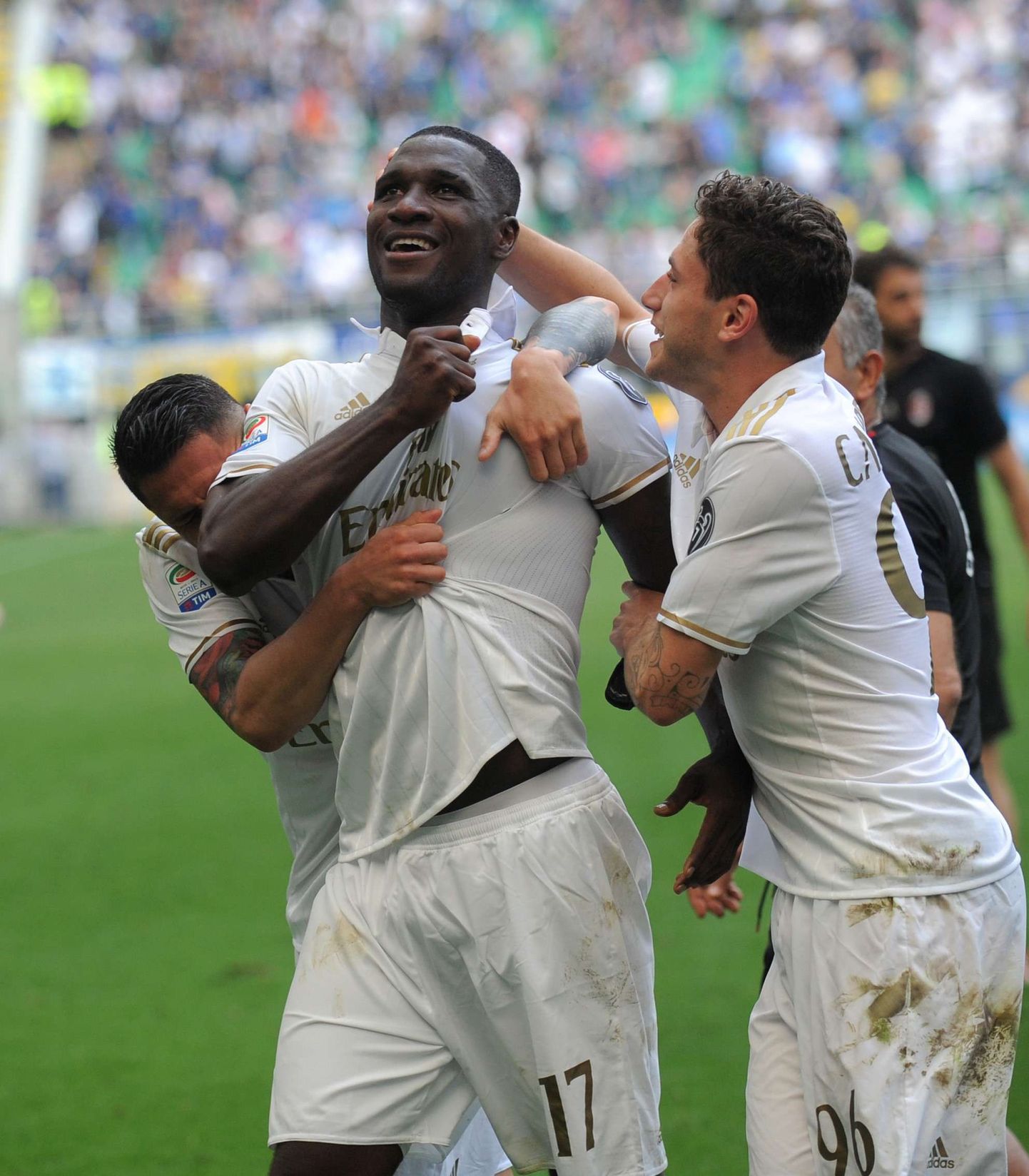 Christian Zapata (kesekl) tähistamas Milano Interi vastu löödud viigiväravat.