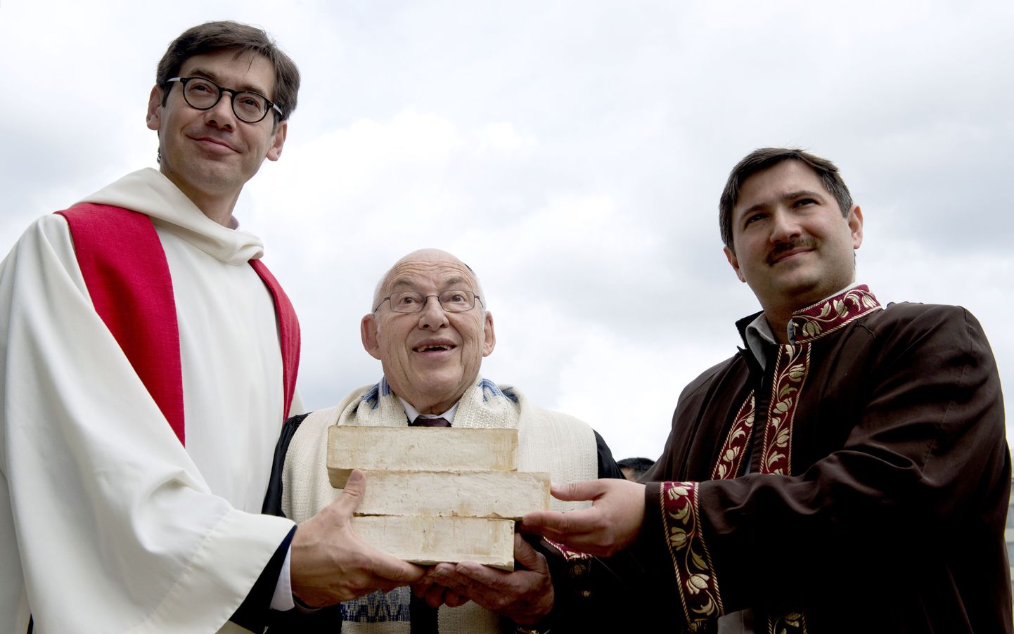 Vasakult pastor Gregor Hohberg, rabi Tovia Ben-Chorin ja imaam Kadir Sanci rajatava pühakoja asukohas.