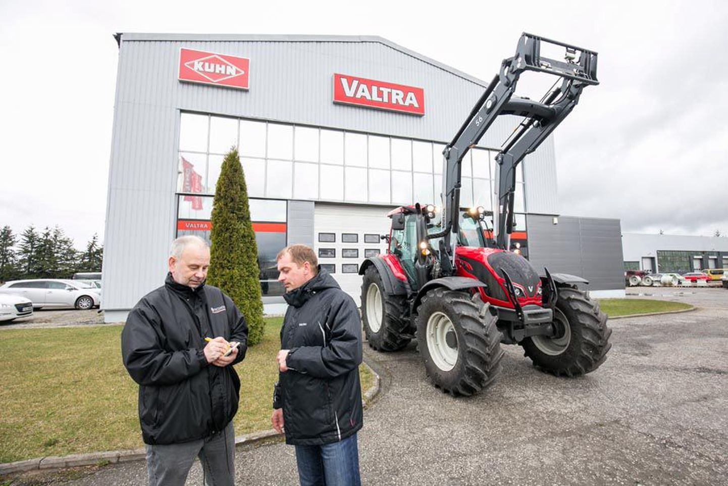AS Taure müügijuhataja Toomas Jürgen (vasakul) ja müügiesindaja Janek Rannama näitavad maamessil Valtra traktori uusimat, N4 mudelit, mida eestlased näevad esimest korda.