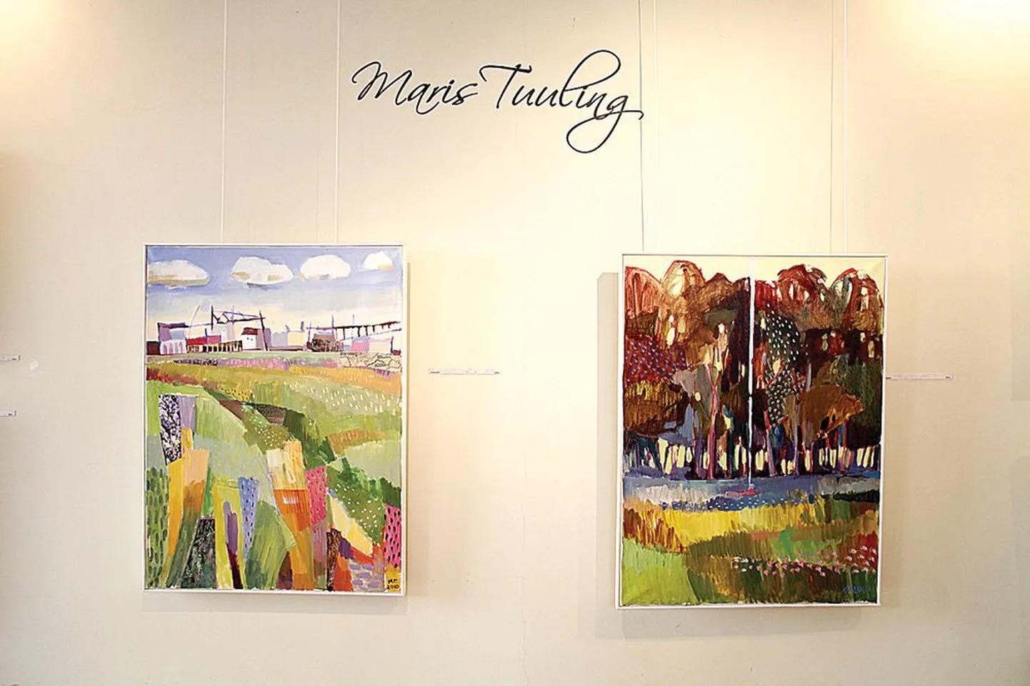 Maris Tuulingu näituse keskmes on «Linna piir» (vasakul) ja «Jaanipäev», mõlemad on maalitud aastal 2010.