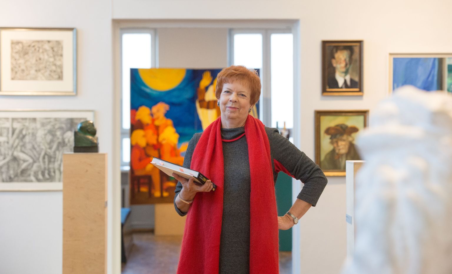 E-kunstisalongi omanik Tiia Karelson ei tüdi ega väsi Eesti kunstnike teoste vaatamisest, mis on salongi ümmarguse aastapäeva puhul korraldatud tasuta näitusel «Kulda väärt kunst» väljas Vanemuise tänavas Tartu kunstimaja suures saalis 5. veebruarini.