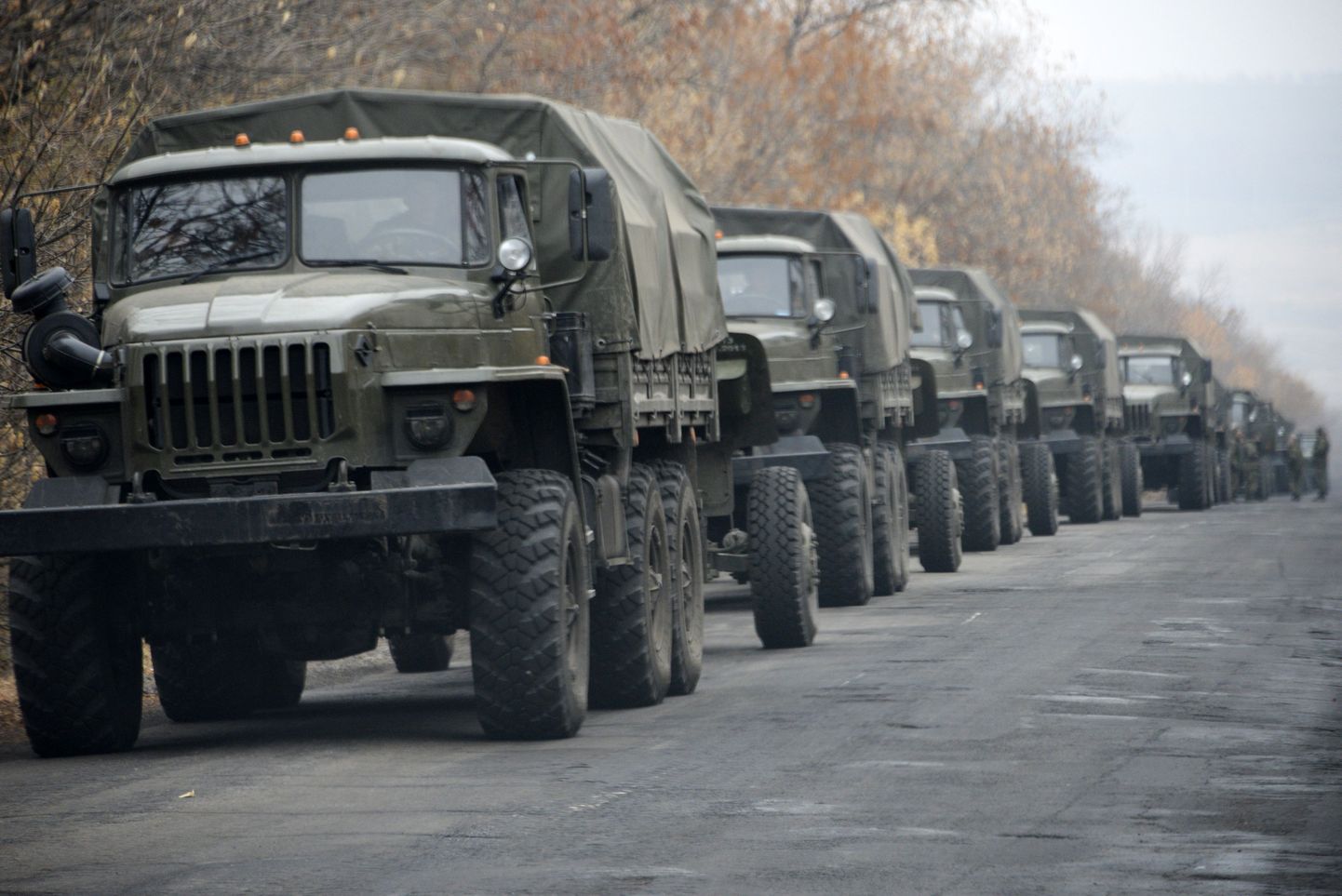 Tähistamata ja tunnusteta militaarveokid Ida-Ukrainas Snižne lähistel (80 kilomeetrit Donetskist).