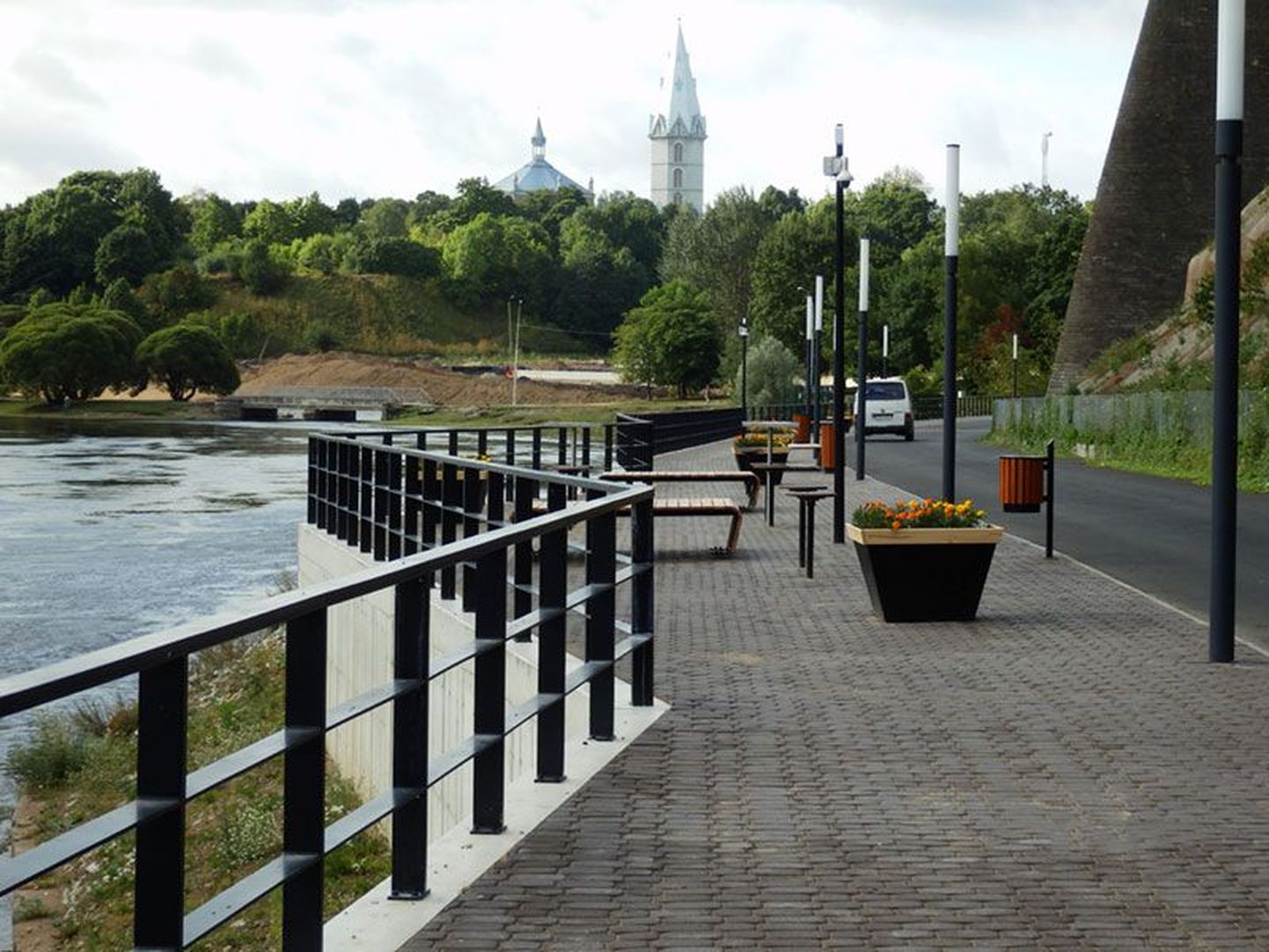 Narva jõe ääres looklev promenaad ootab linlasi jalutama ja vaba aega veetma