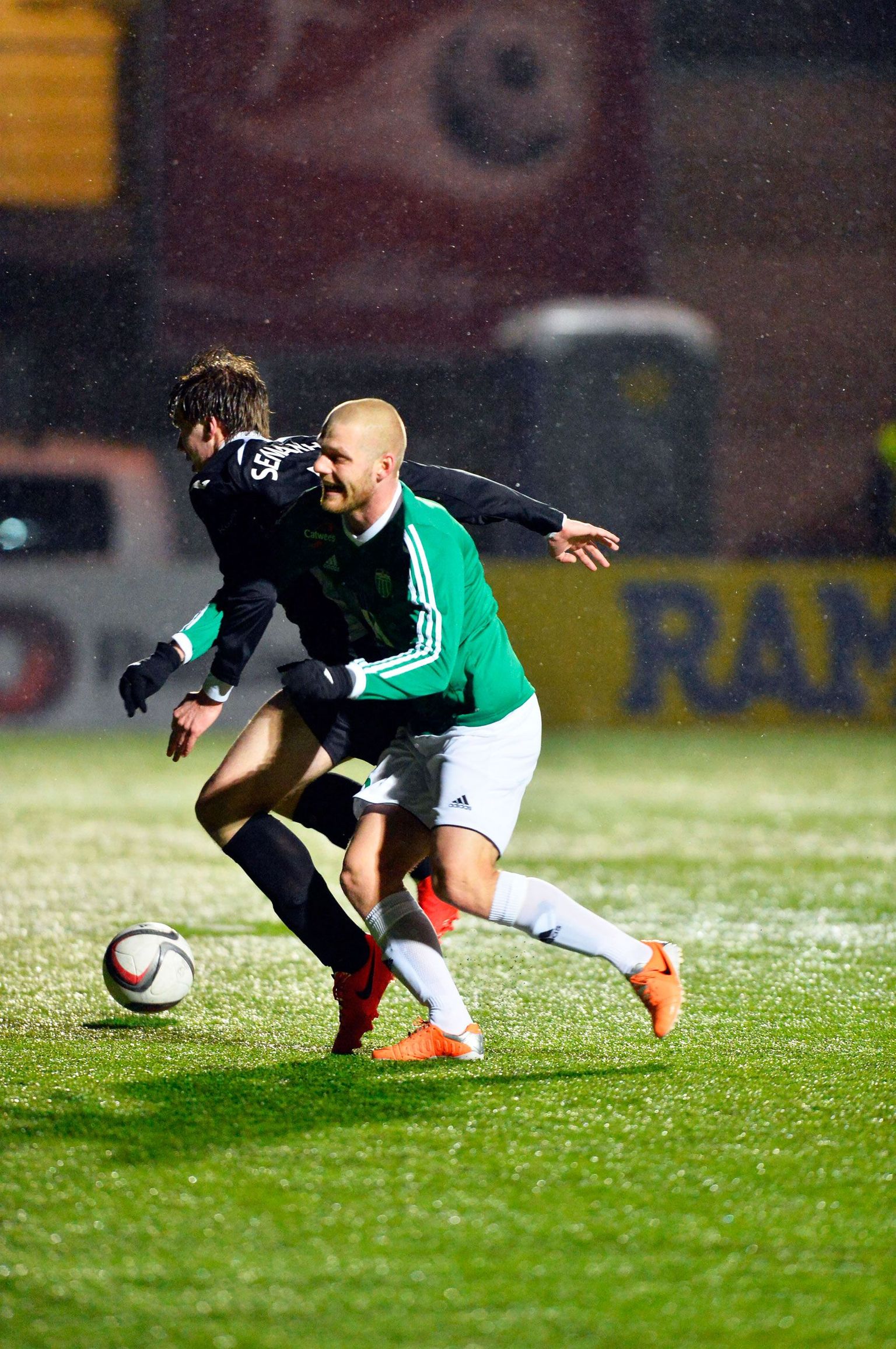 Meistriliiga hooaja avasid omavahelise kohtumisega Levadia ja Infonet. Tiitlikaitsja Levadia ründaja Kaimar Saag (esiplaanil) on üks neist mängijatest, kes tulnud välismaalt tagasi Eestisse.