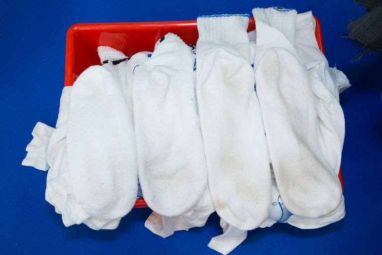 Vasakul on kõige kauem pesus olnud sokk, paremal servas oleva pesemisaeg  piirdus kaheksa minutiga.