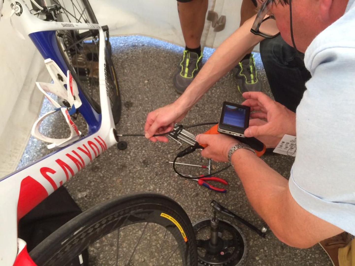 Katjuša meeskonna pressinõunik Philippe Maertens avaldas sotsiaalmeedias pildi, kuidas UCI väikeste kaameratega jalgratta raami sisemust uurib.
