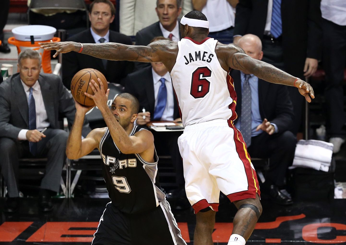 Tony Parker (palliga) mängis finaalseeria avakohtumises LeBron James'i üle ja tõi võidu San Antonio Spursile.