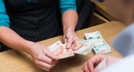 Трогательный случай: коллектор заплакал, увидев нищету своих должников, и все им простил