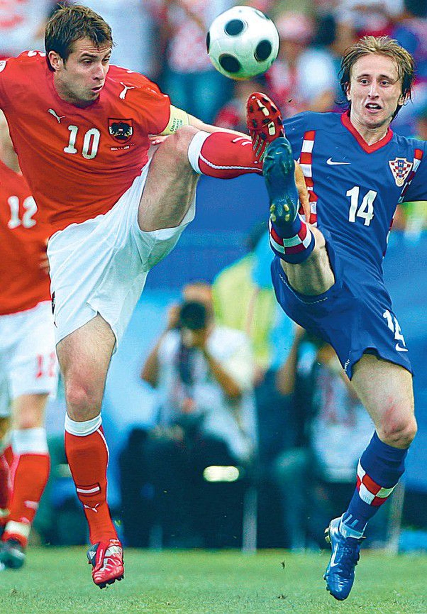 Horvaatia võiduvärava löönud Luka Modric (paremal) võitlemas austerlaste kapteni Andreas Ivanscitziga.