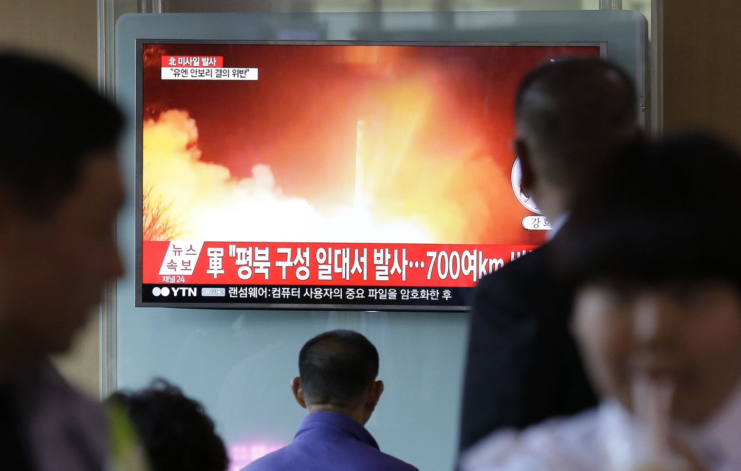 Lõunakorealased jälgivad Souli raudteejaamas uudist Põhja-Korea raketikatsetuse kohta.