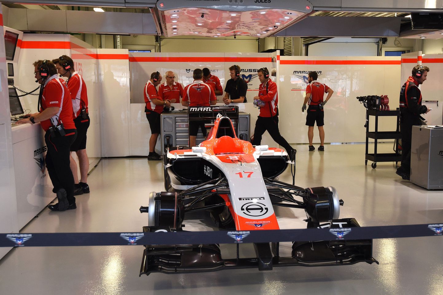 Marussia tehnikud seisavad Jules Bianchi vormeli taga. Kuigi masin on ette valmistatud, siis sellel nädalavahetusel seda garaažist välja ei aeta