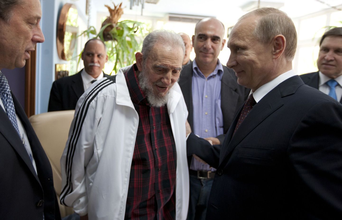 Fidel Castro (keskel) kohtumas Vladimir Putiniga.
