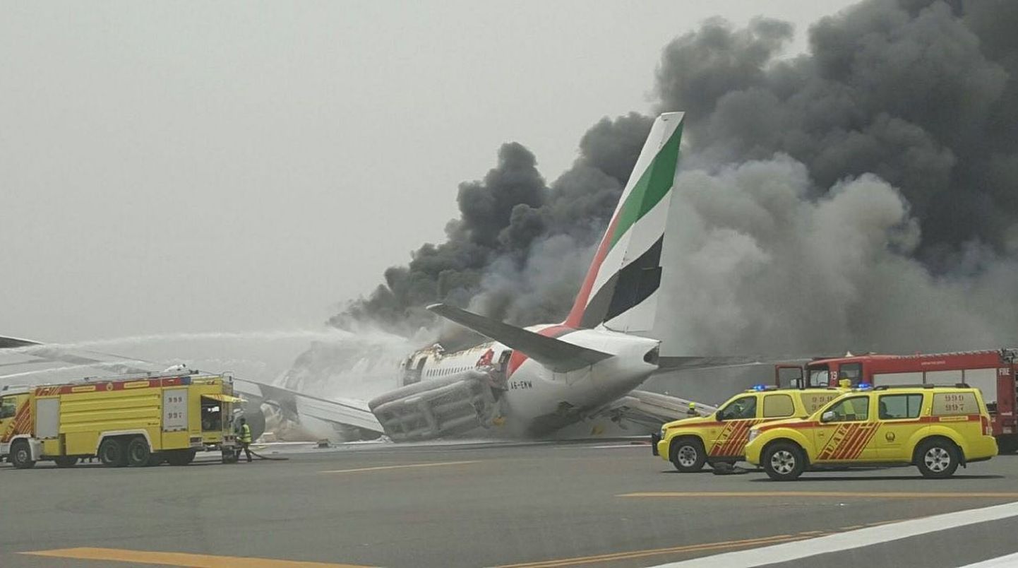 Крушение самолета Emirates в аэропорту Дубаи.