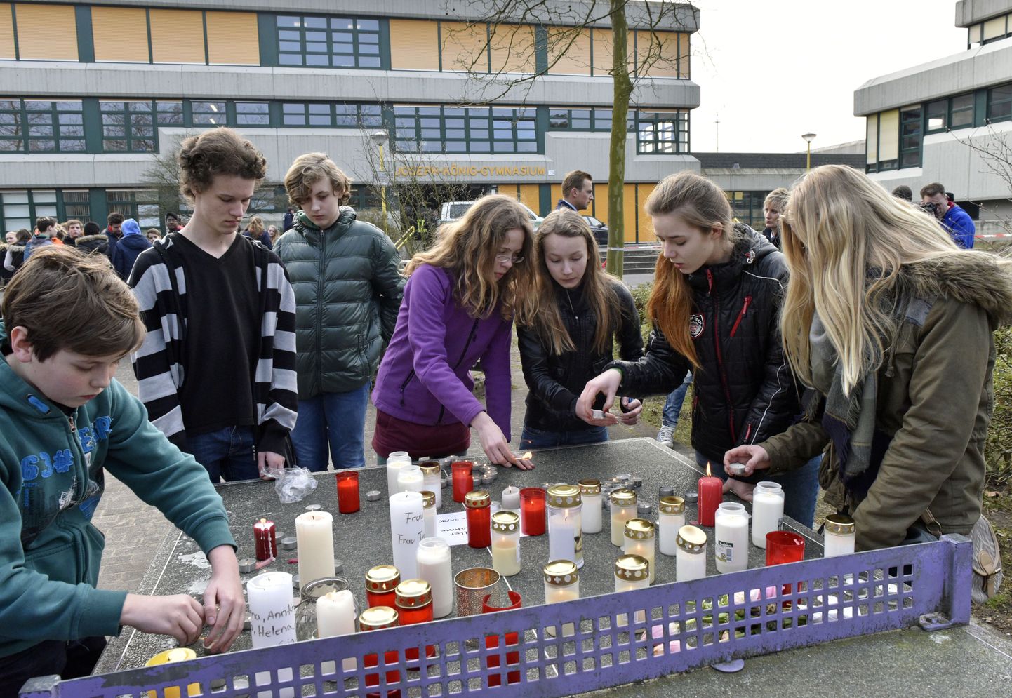 Halterni Joseph Königi gümnaasiumi õpilased süütasid täna lennuki pardal olnud kaaslaste mälestuseks kooli ette küünlaid.