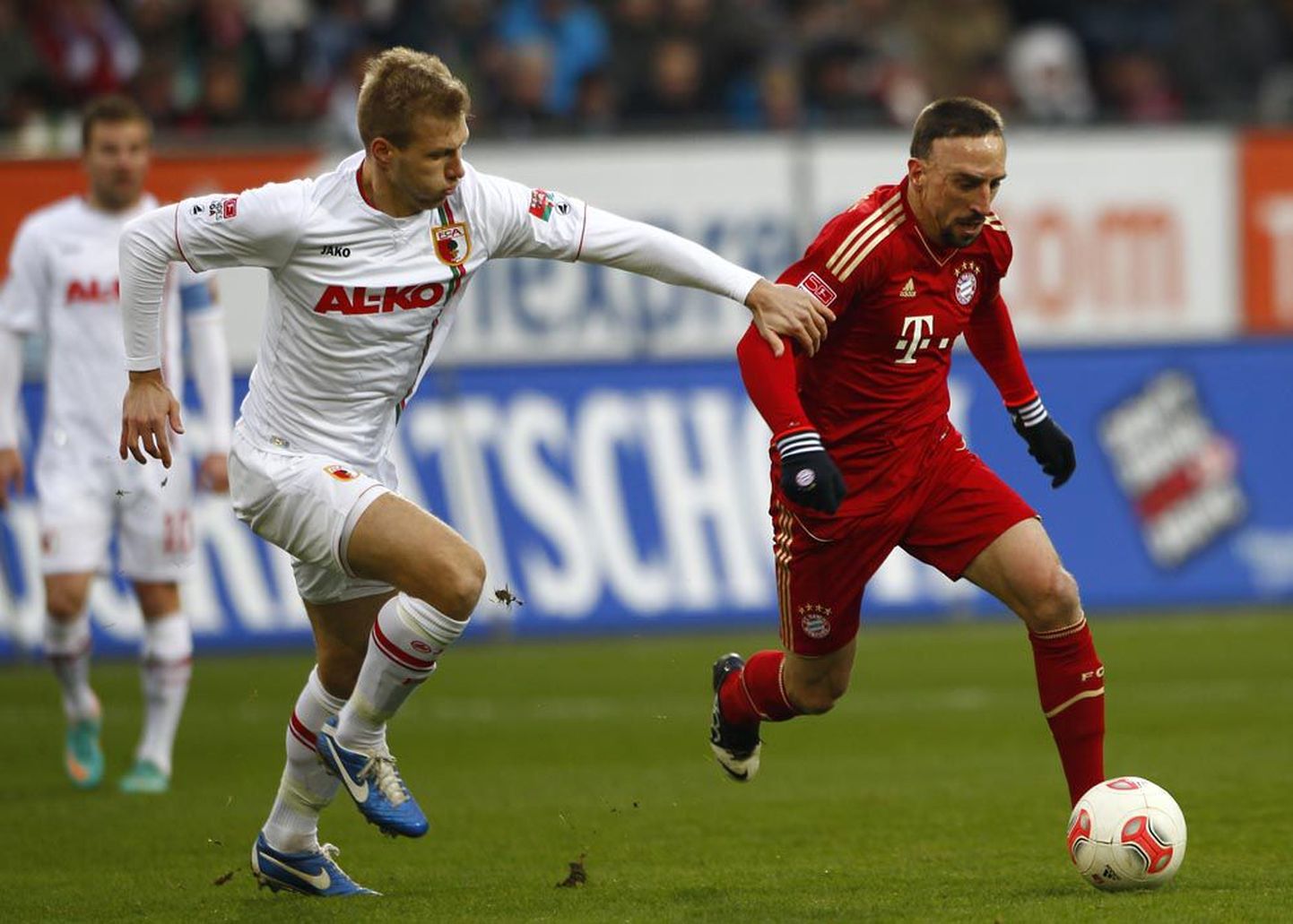 FC Augsburgi keskkaitsja Ragnar Klavan Bundesliga kohtumises Müncheni Bayerni tähtmängija Franck Ribery’ga võidu jooksmas.