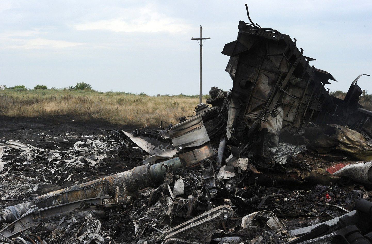 Malaysia Airlinesi Ida-Ukrainas alla kukkunud lennuki jäänused