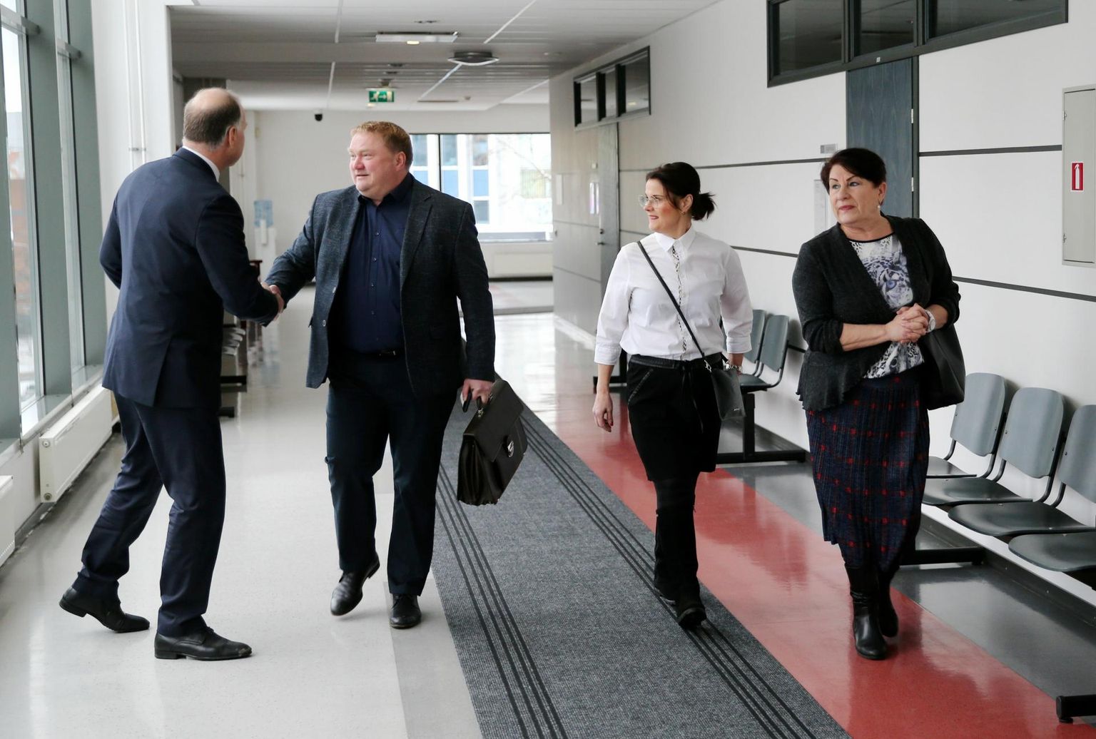 Kajar Lember (vasakult teine) tervitas eile kohtumajas sõbralikult oma kaitsjat Margo Lemettit, kohtuotsuse ettelugemisele tulid ka juuksur Tuuli Tiro ja tema kaitsja Marina Valge (paremal). Eilse kohtuotsuse järgi jäävad Kajar Lemberi ja Tuuli Tiro kokku pea 26 000 euro suurused kaitsekulud riigi kanda.