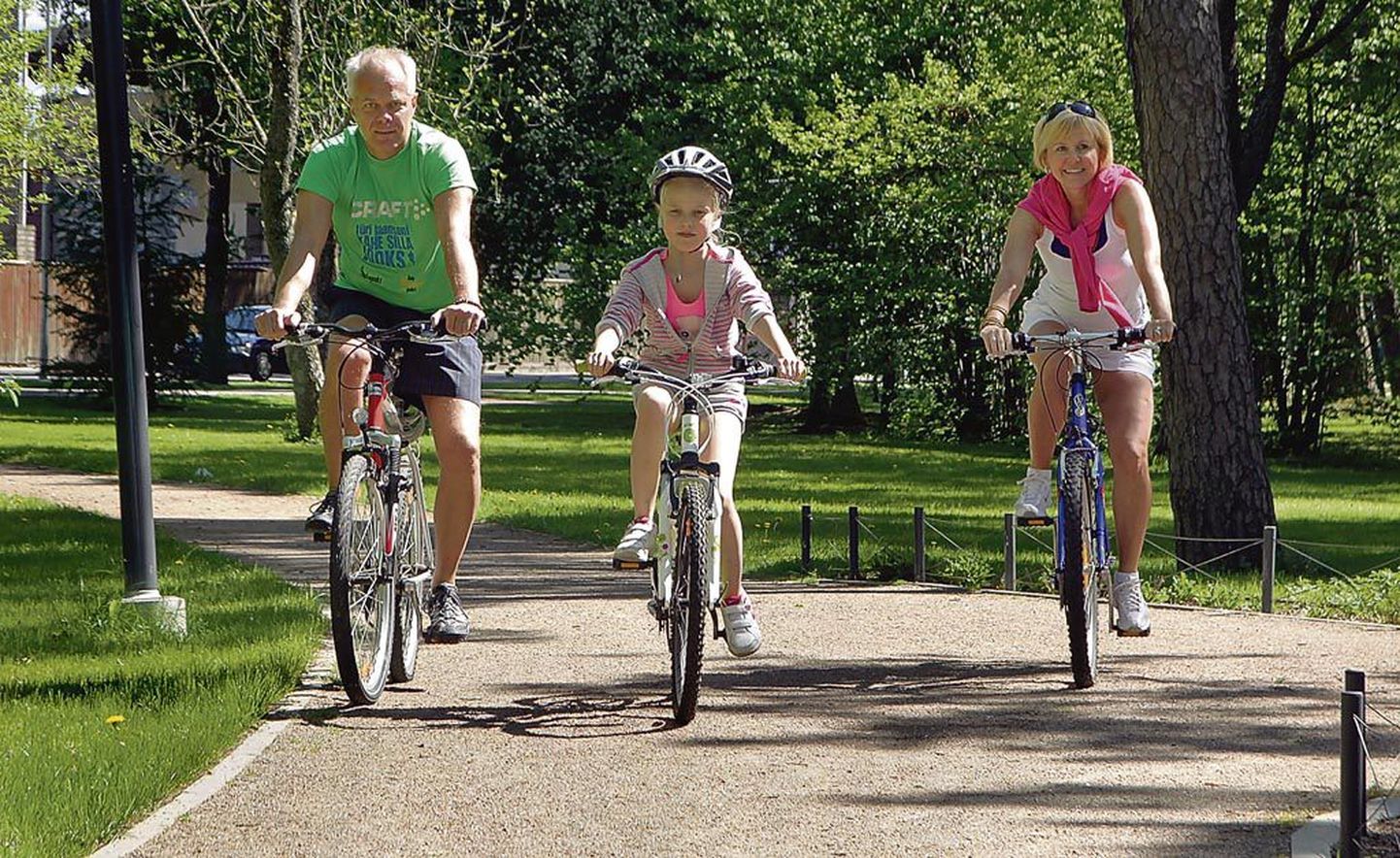 Toomas Kivimägi koos tütre Laureni ja elukaaslase Anuga Rannapargis jalgratastega sõitmas.