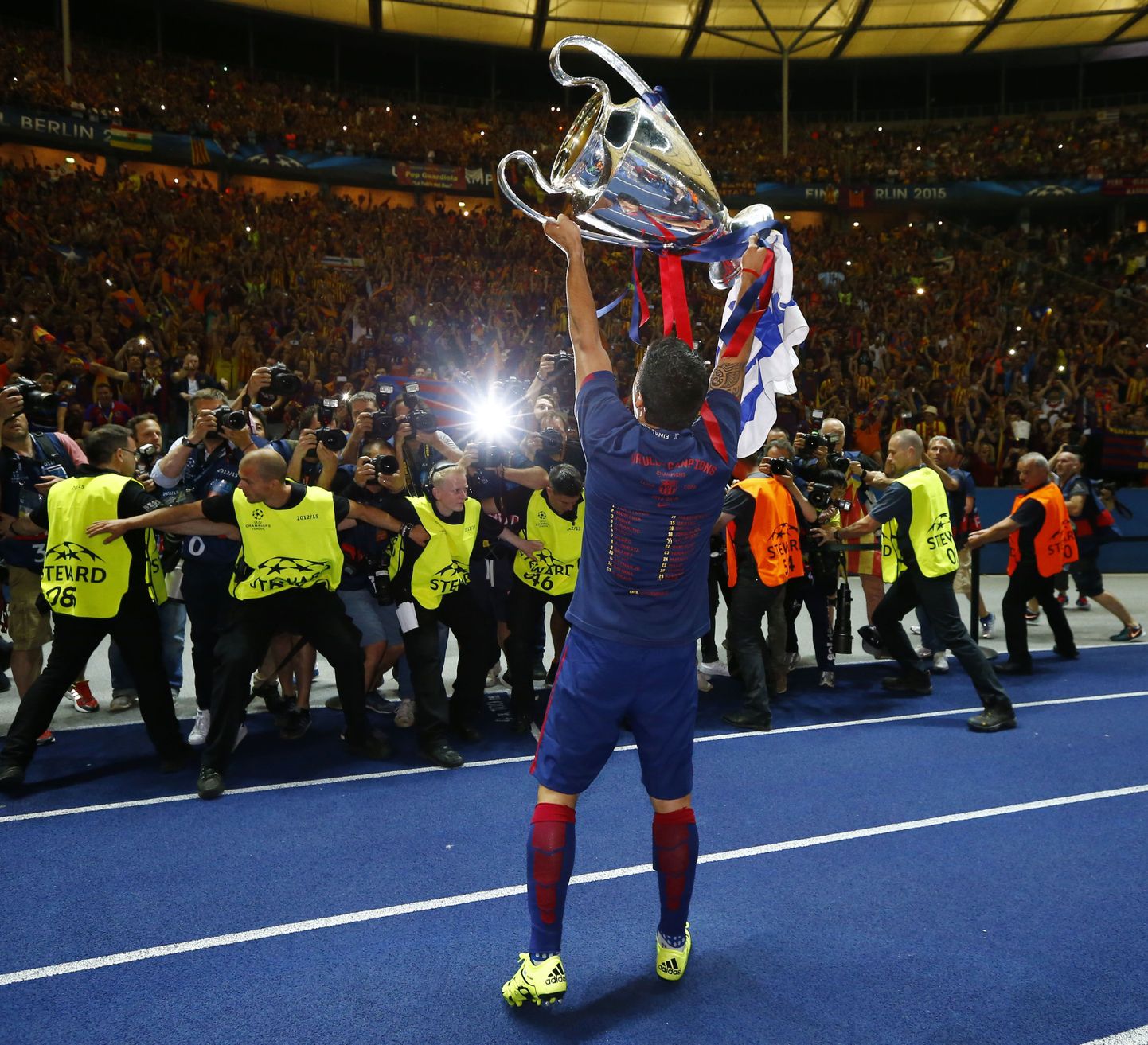 Luis Suarez näitab fotograafidele ja fännidele Euroopa klubijalgpalli ihaldatuimat karikat