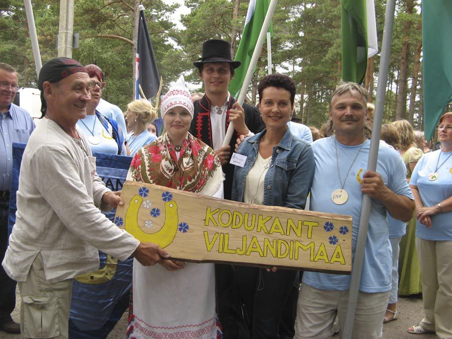 Viljandimaalt käis Saaremaal Maapäeval ehk Eesti külade parlamendil 23-liikmeline esindus. Fotole on jäänud neist (vasakult) Romeo Mukk, Jane Lumiste, Jaan Looga, Kaja Kaur ja Enn Sarv.