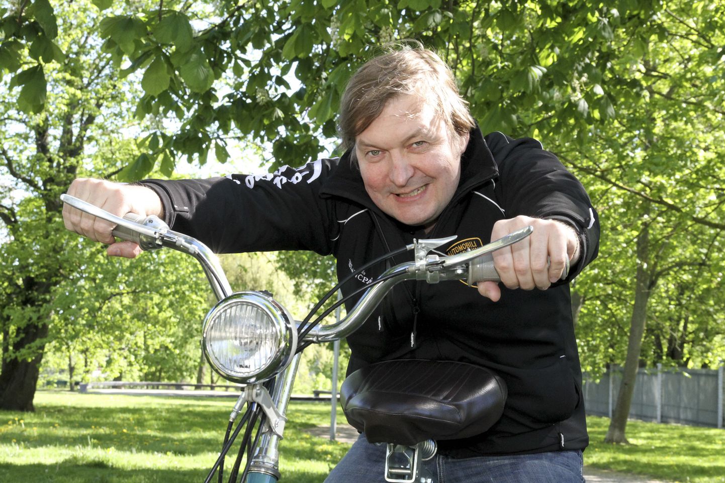 Raivo E. Tamm sõidab autode ja muude mootorsõidukitega, aga samuti jalgrattaga.