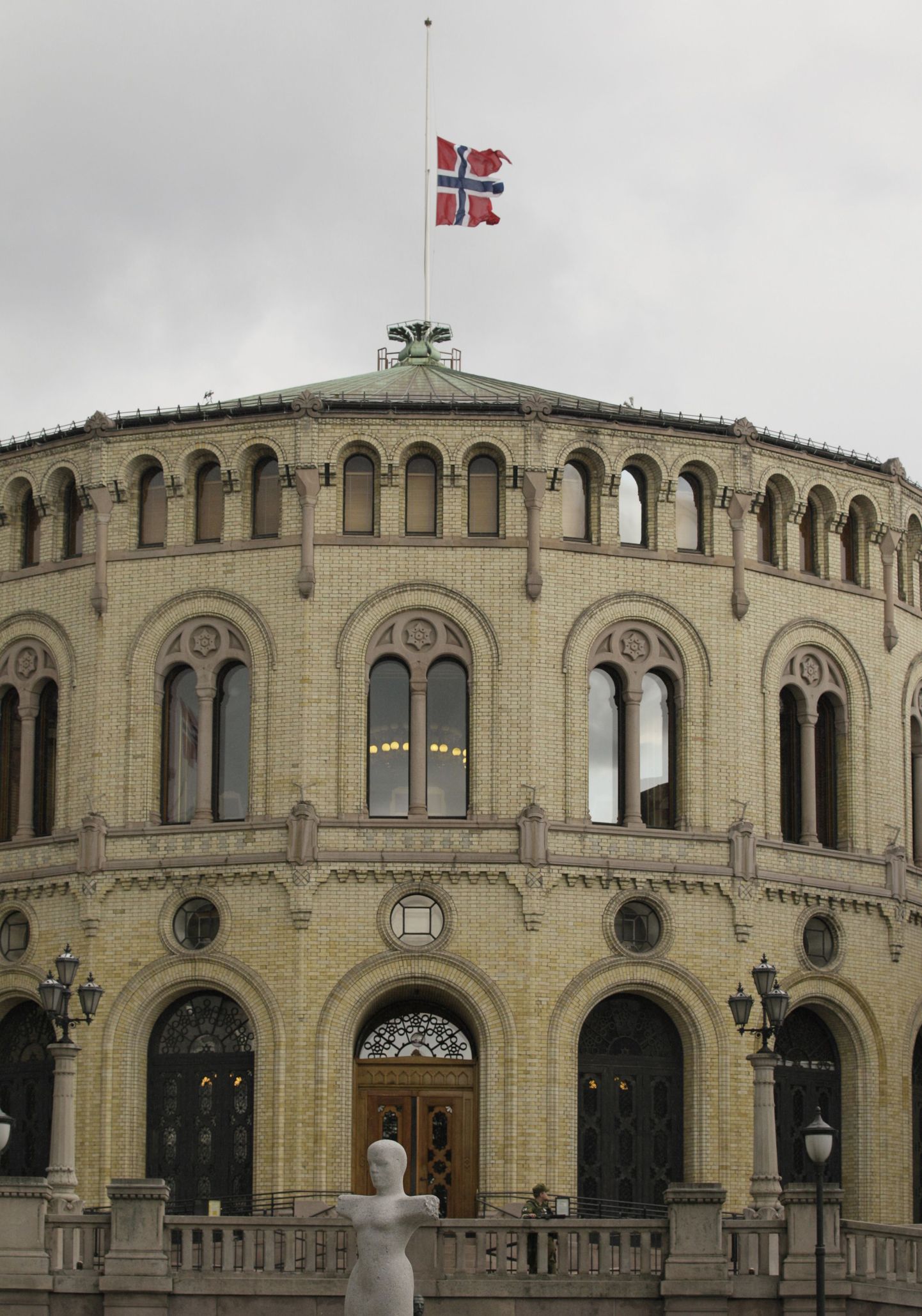 Norra lipp lasti parlamendihoonel poolde vardasse pärast Anders Behring Breiviki korraldatud massitapmist.
