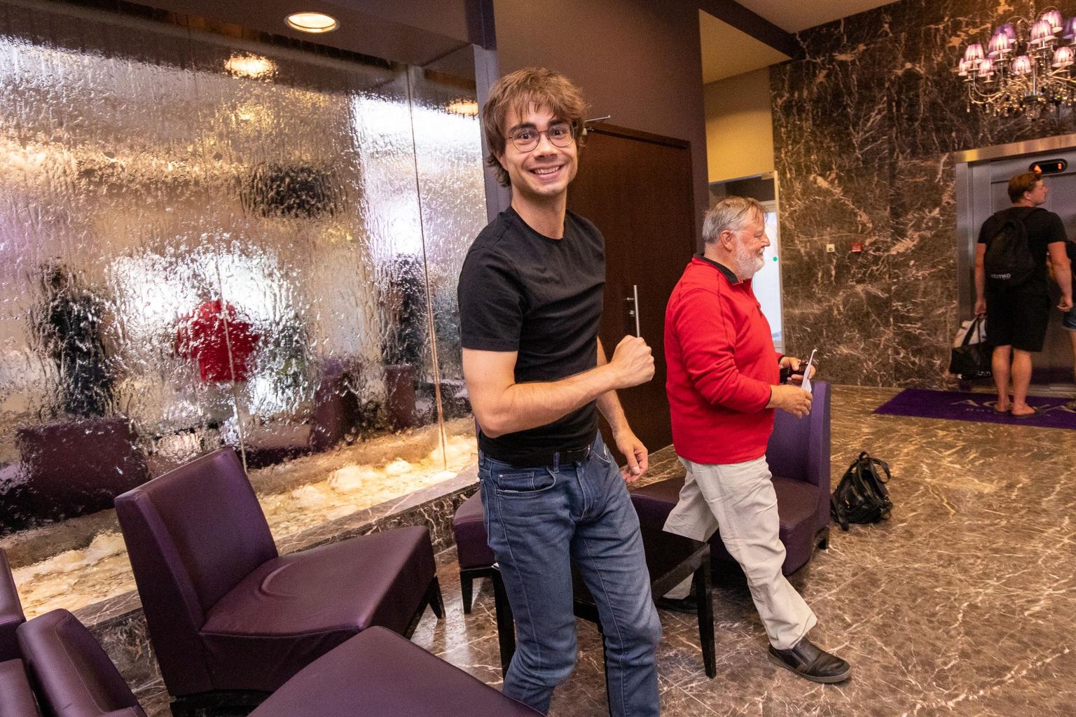 Alexander Rybak andis Käsmus meeleoluka kontserdi ja põikas ka maakonnakeskusesse Rakveresse, kus ööbis Aqva hotellis.