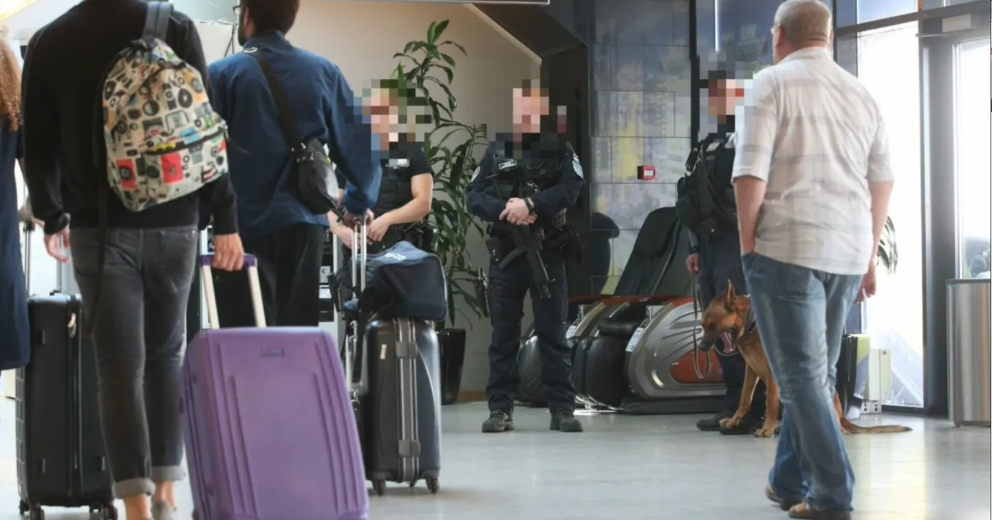 Полиция в Таллиннском аэропорту.