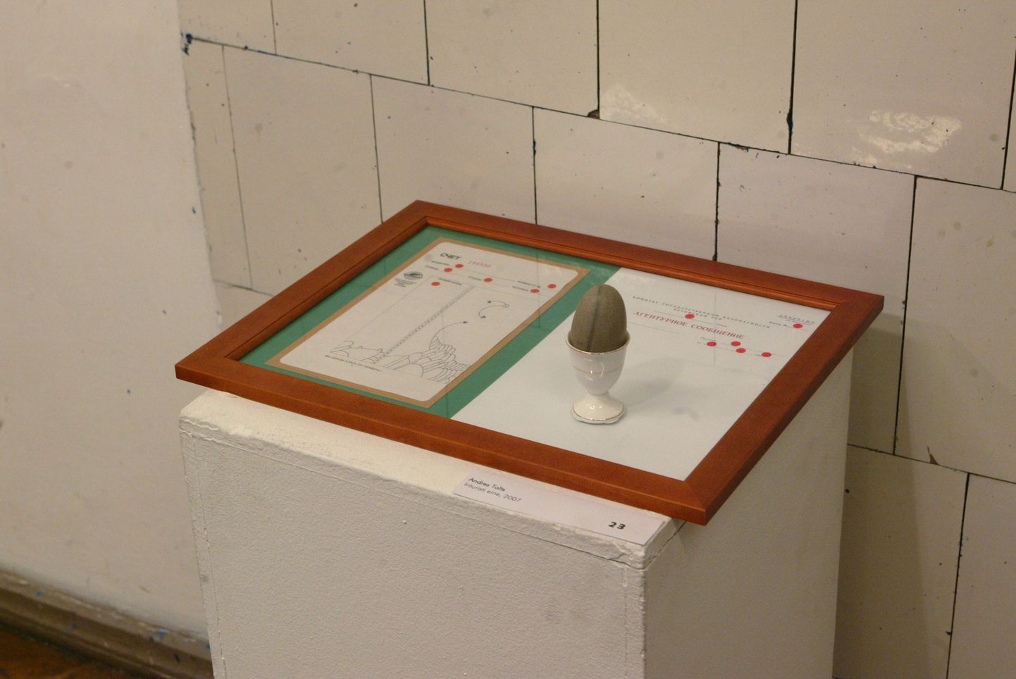 Andres Toltsi intsallatsioon "Inturisti eine" (2007)näituselt "Kontor".