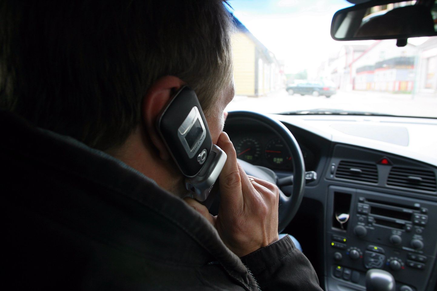 Liiklusseaduse järgi ei tohi autojuht kasutada telefoni sõidu ajal ilma käsi vabaks jätva vahendita.