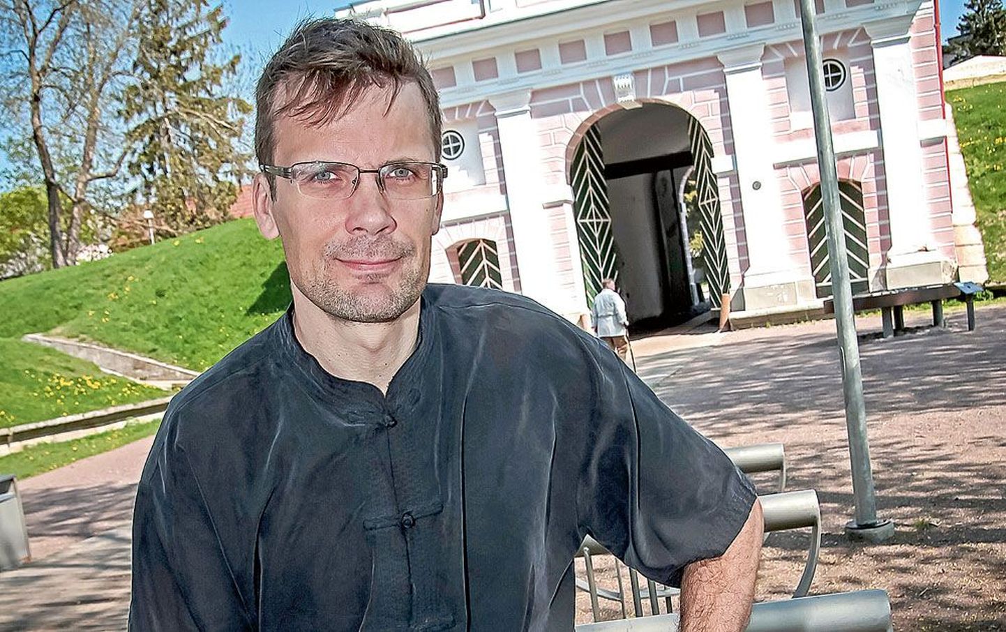 Lavastaja Tiit Palu (43) kohtus fotograafiga Pärnus Tallinna värava lähedal pargis.