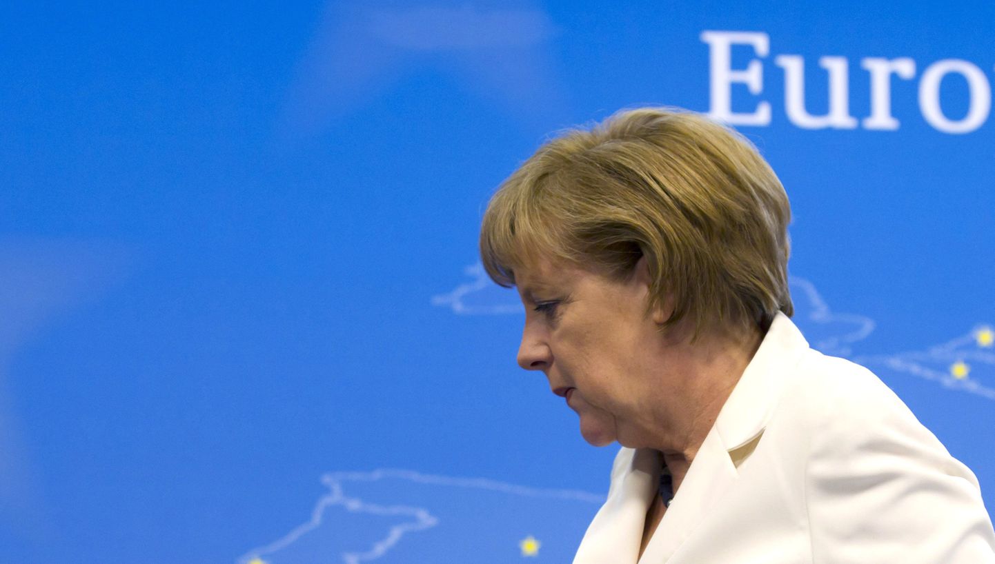 Saksamaa kantsler Angela Merkel pärast Euroopa Ülemkogu tippkohtumist toimunud pressikonverentsilt lahkumas.