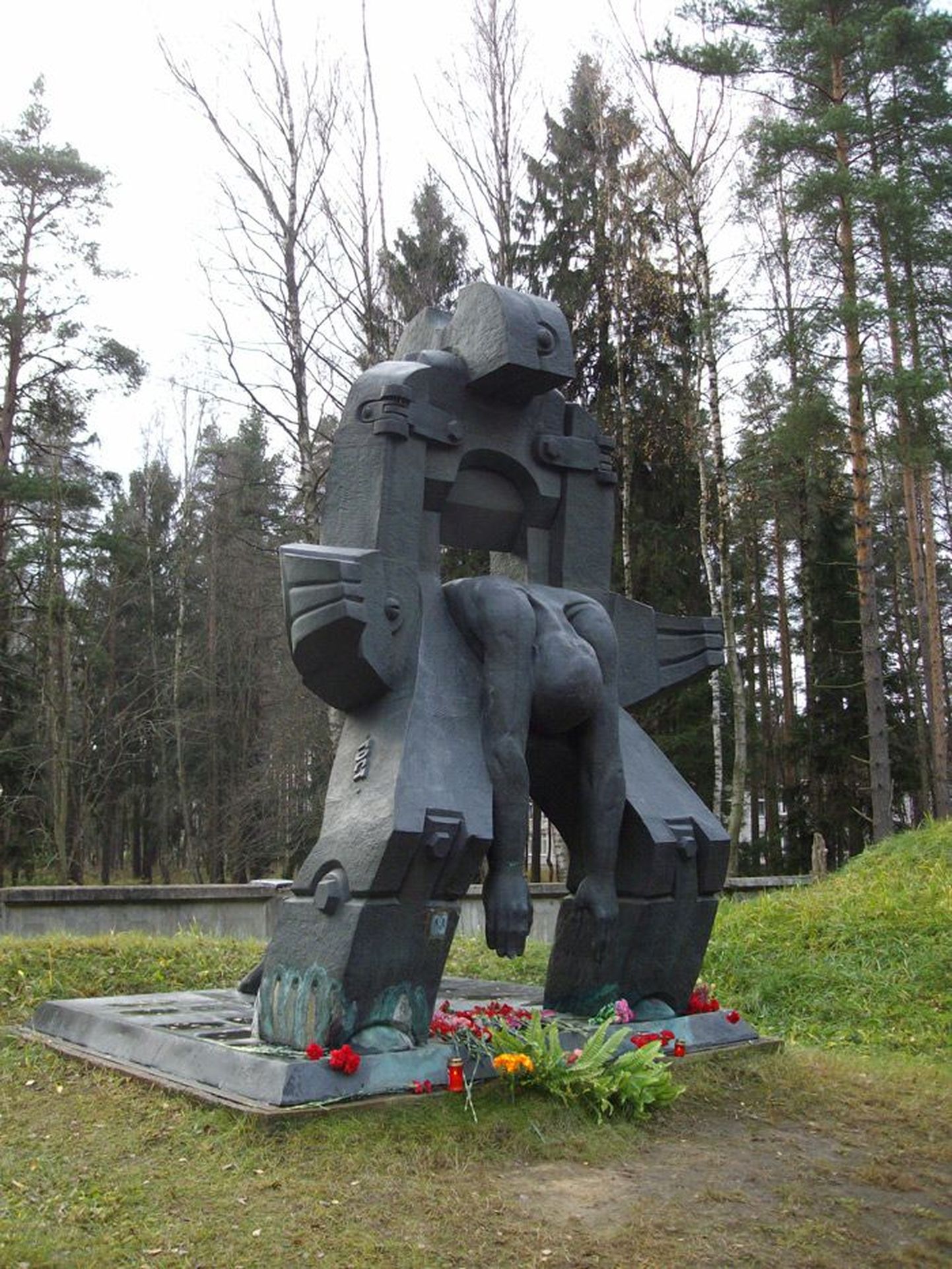 1996. aastal avati Levašovo sissepääsu lähedal Nina Galitskaja ja Vitali Gambarovi skulptuur «Totalitarismi moolok»
