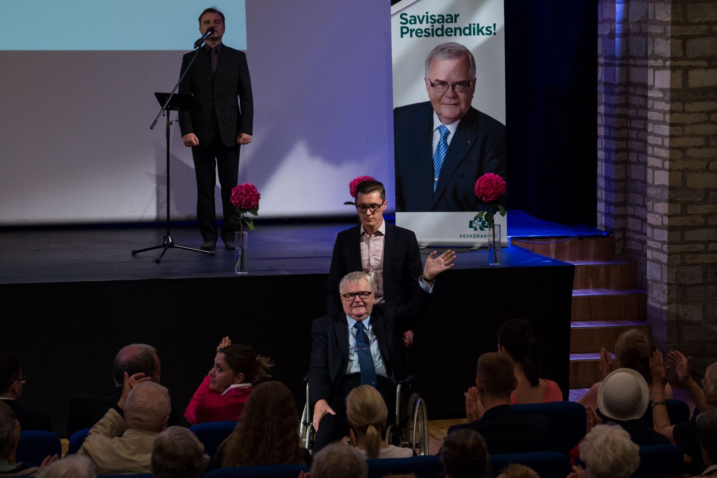 Keskerakonna esimees Edgar Savisaar teatas Tallinnas rahvusraamatukogus peetud kõnes valmisolekust kandideerida presidendiks.