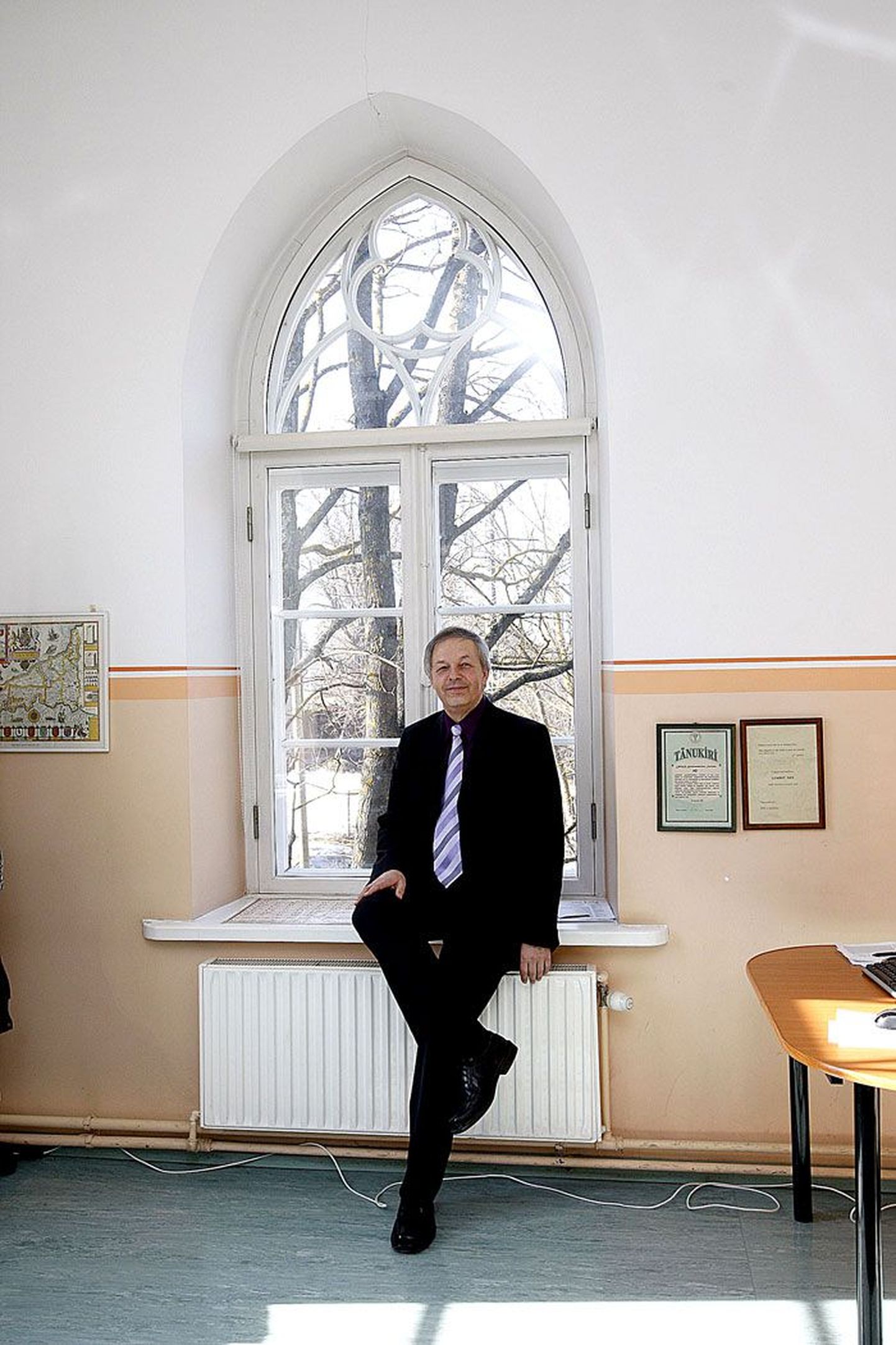 Tallinna Tehnikaülikooli Tartu kolledži direktor Lembit Nei istub Puiestee tänaval oma kabineti aknal, kust avaneb samasugune vaa­de nagu mõnest Oxfordi ülikooli õppehoonest.