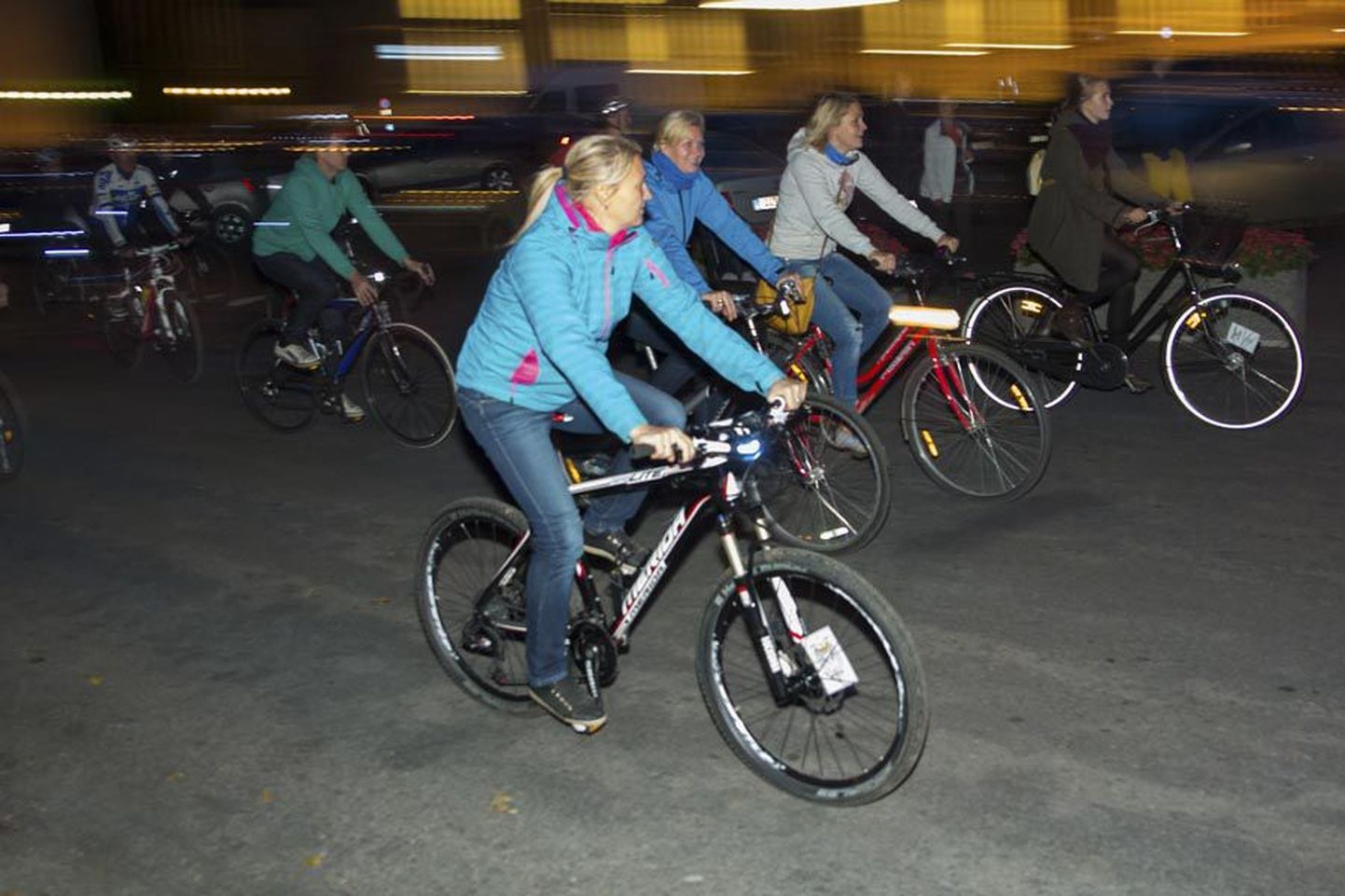 Viimati sõitis suur hulk jalgrattureid mööda Viljandi tänavaid mullu septembris, kui aset leidis «Tour d’ÖÖ». «Velokulul» sõidetakse mööda linnatänavaid päevavalges.