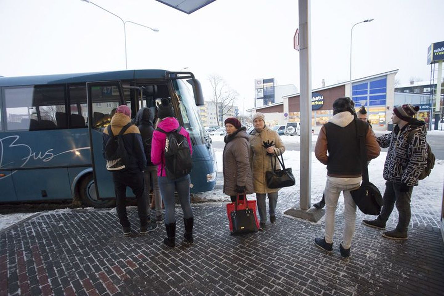 On bussiliine, kus eriti hommikuti on palju reisijaid. Näiteks Tapa ja Rakvere vahel liikuvates bussides tuleb inimestel seista.