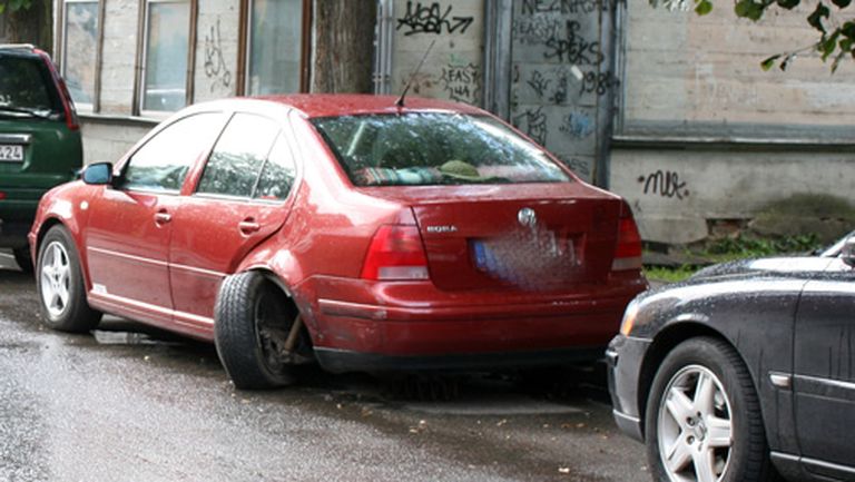 Bojātā automašīna "Volkswagen Bora" Nometņu ielā, kurā ietriecās bijušā izglītības un zinātnes ministra Roberta Ķīļa vadītā automašīna "Mazda 3" 