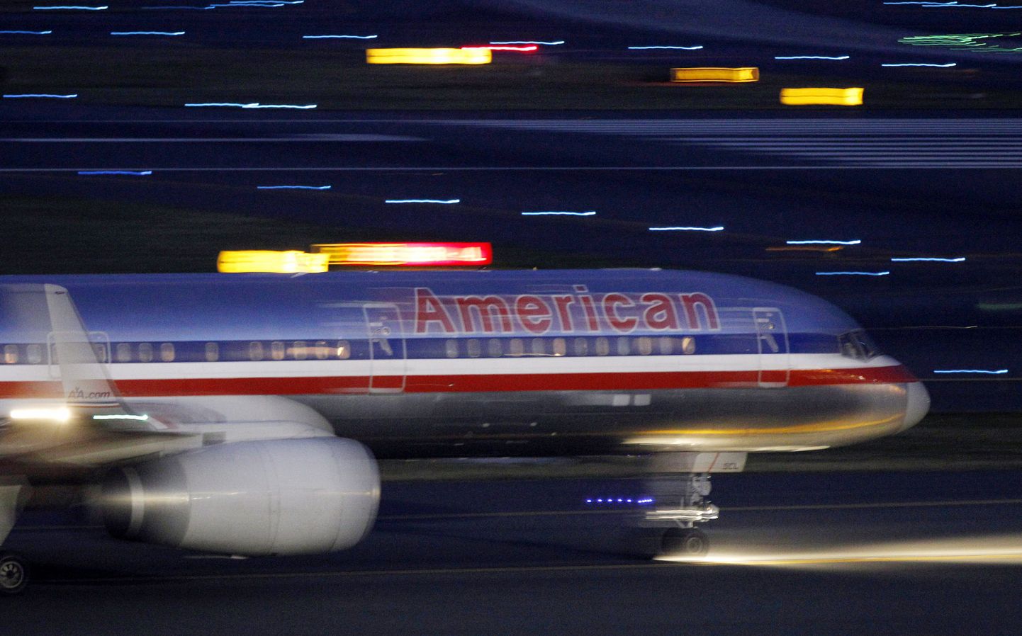 American Airlinesi lennuk õhku tõusmas.