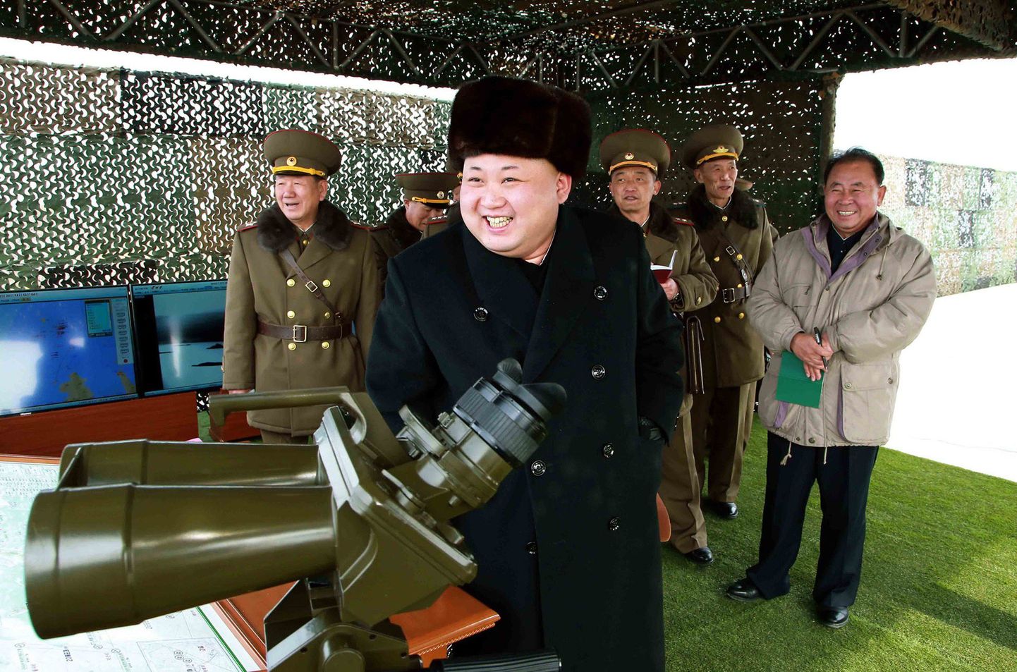 Kim Jong-Un jälgimas Põhja-Korea sõjaväeõppusi.