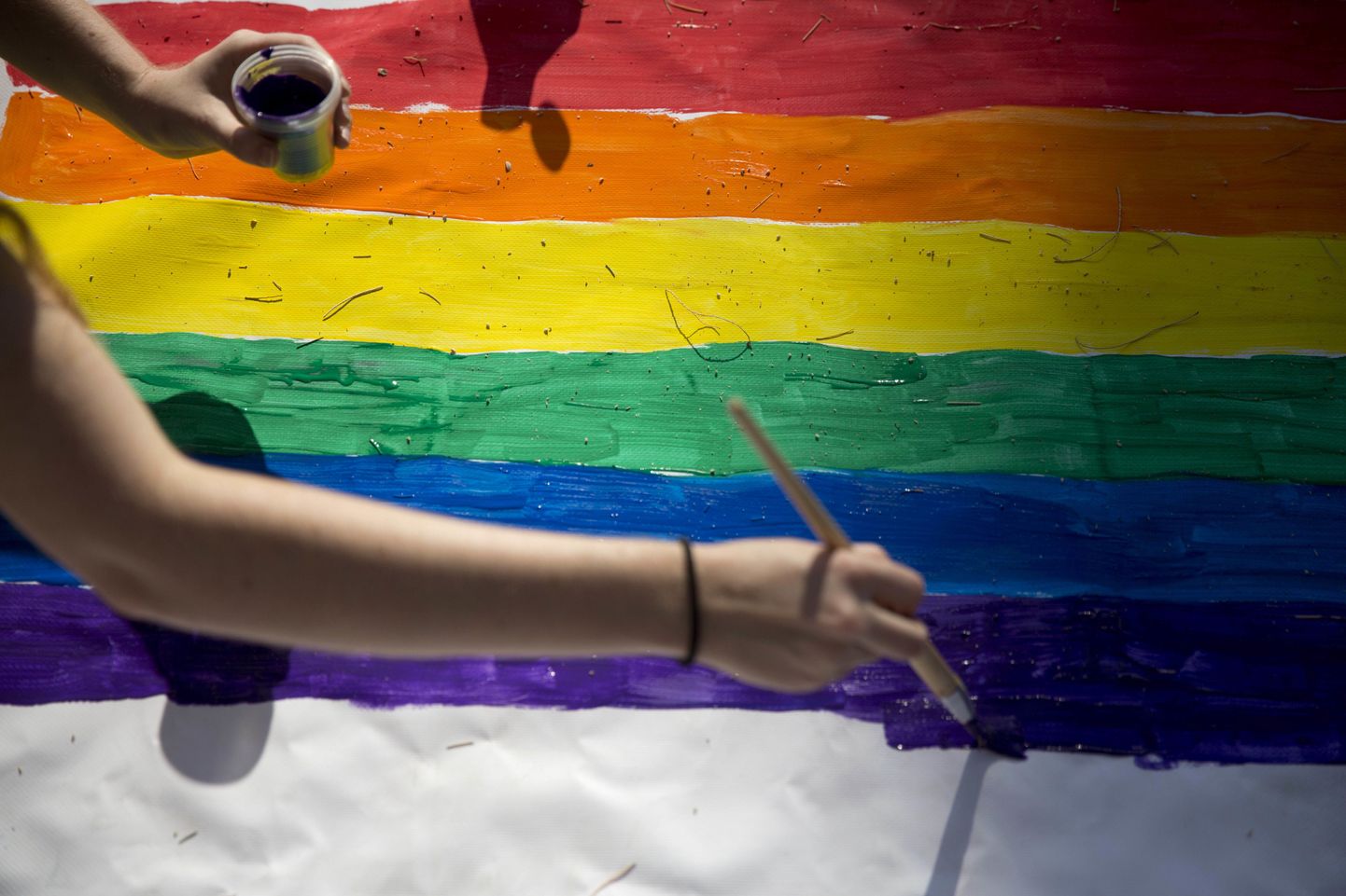 Активист рисует плакат к гей-параду. Иллюстративное фото.
