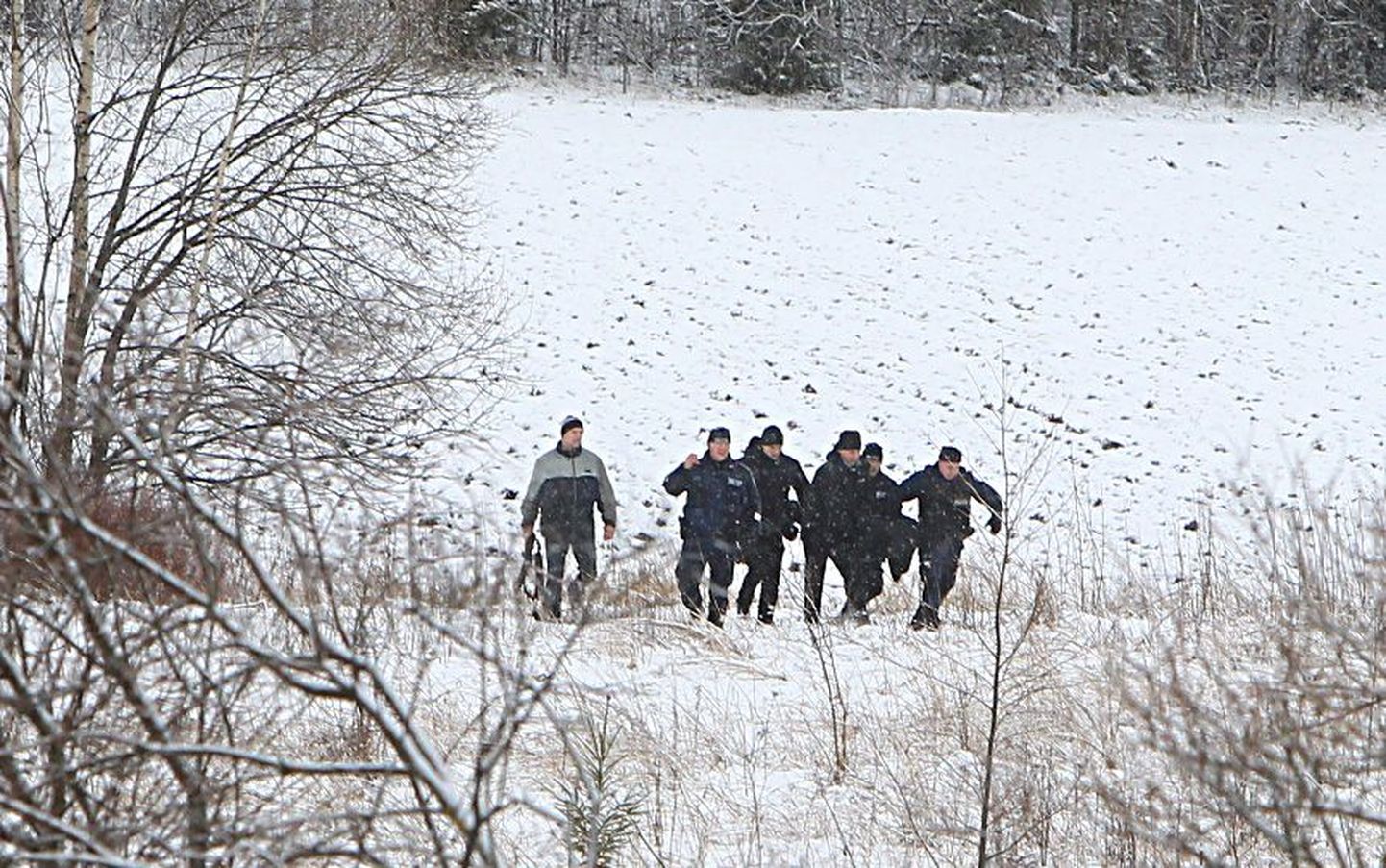 Politsei eriüksus tabas relvastatud mehed, kes kahtlustuste järgi kuuluvad Leedu autovaraste grupeeringusse.