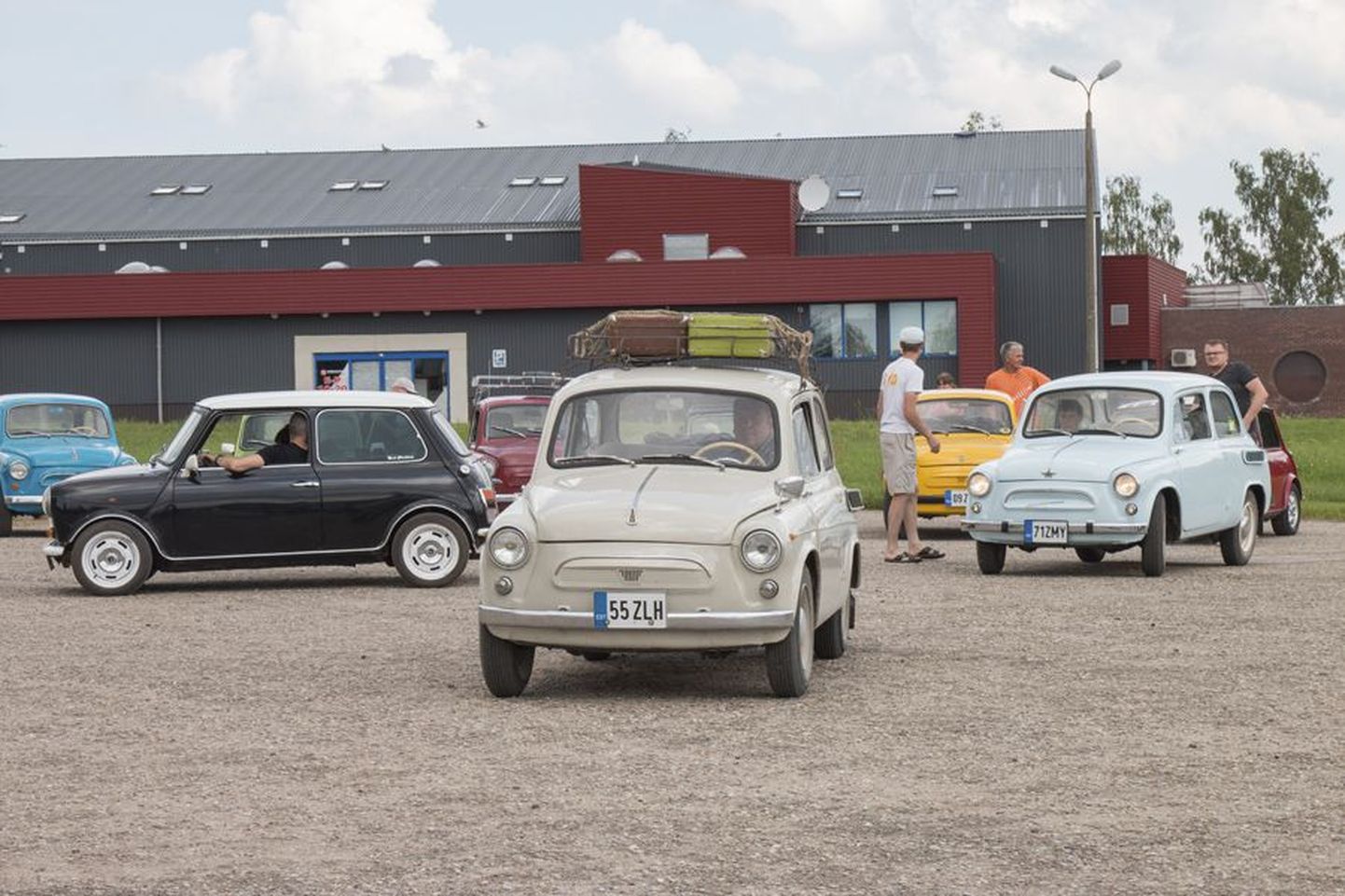 Laupäeval nägi Viljandimaal Muhuklubi ja Miniklubi liikmete autosid.