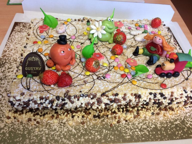 Lastekliinikumi patsiendid said lõbusalt kaunisatud Napoleoni torti süües täna samuti jaanipühasid natukene pidulikumalt tähistada. / TÜ kliinikum