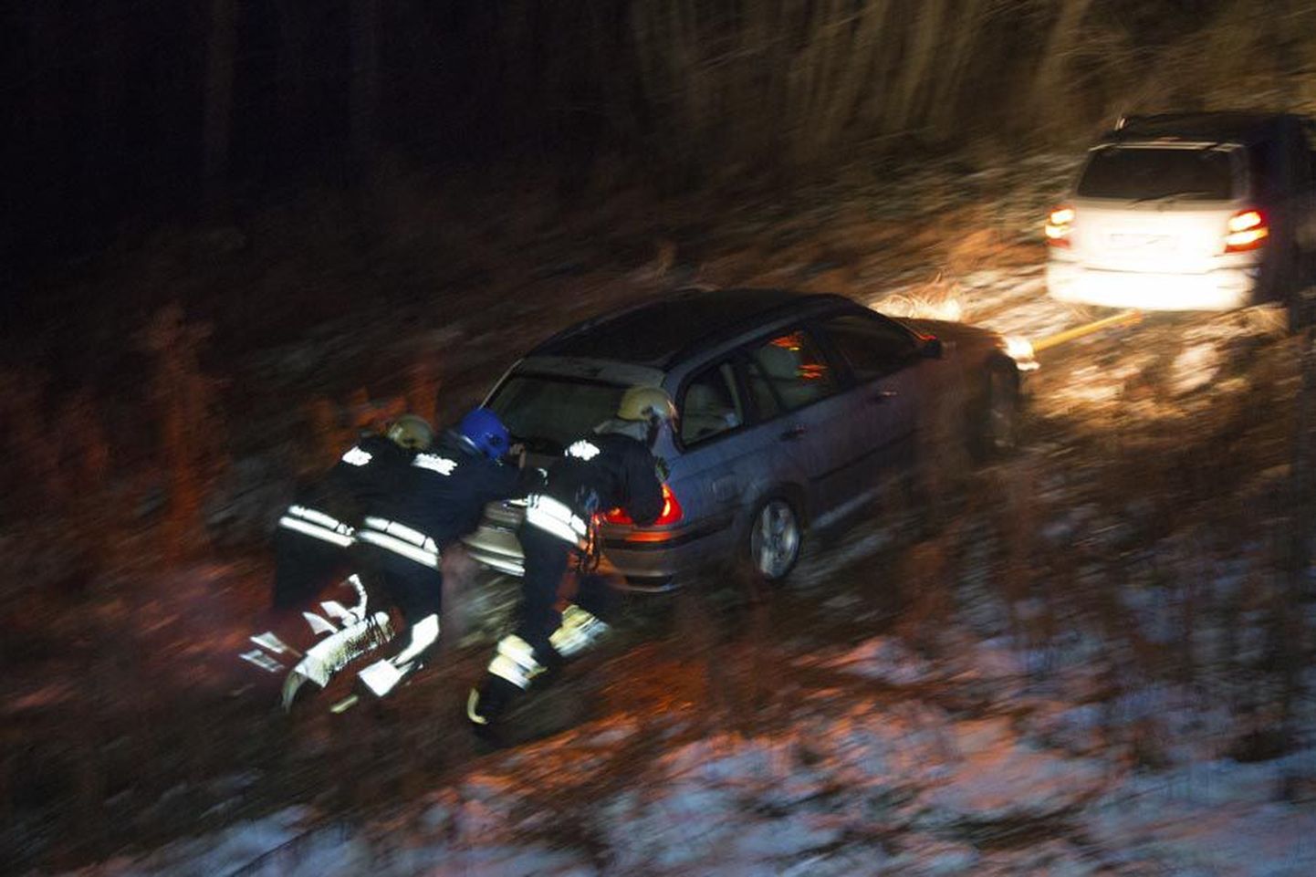 Viljandi lähedal Klaassepal kaldus auto libedalt teelt välja. Päästjad aitasid selle teele tagasi lükata.
