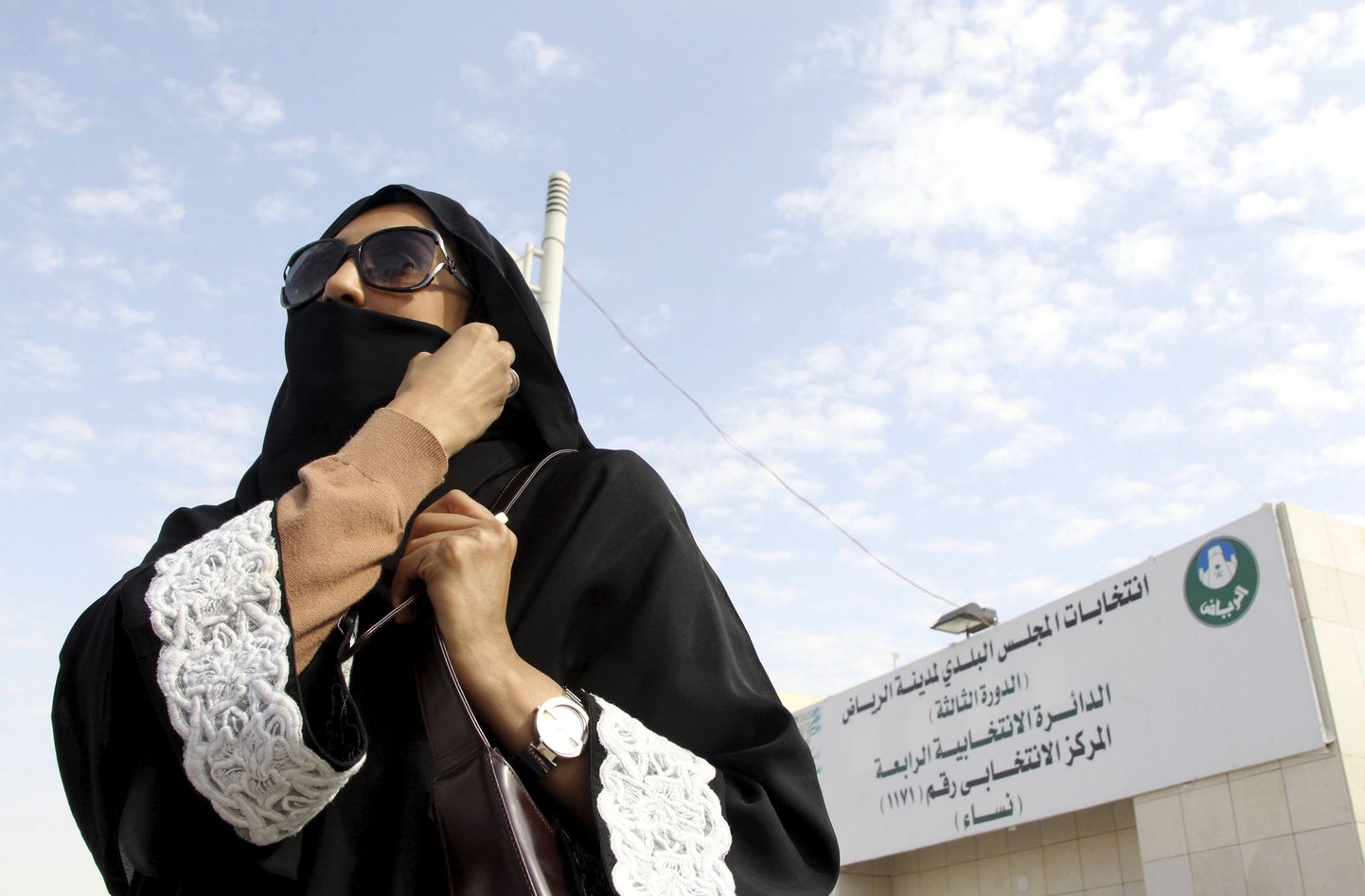 В Саудовской Аравии в субботу проходят муниципальные выборы, в которых впервые в истории страны могут участвовать женщины.